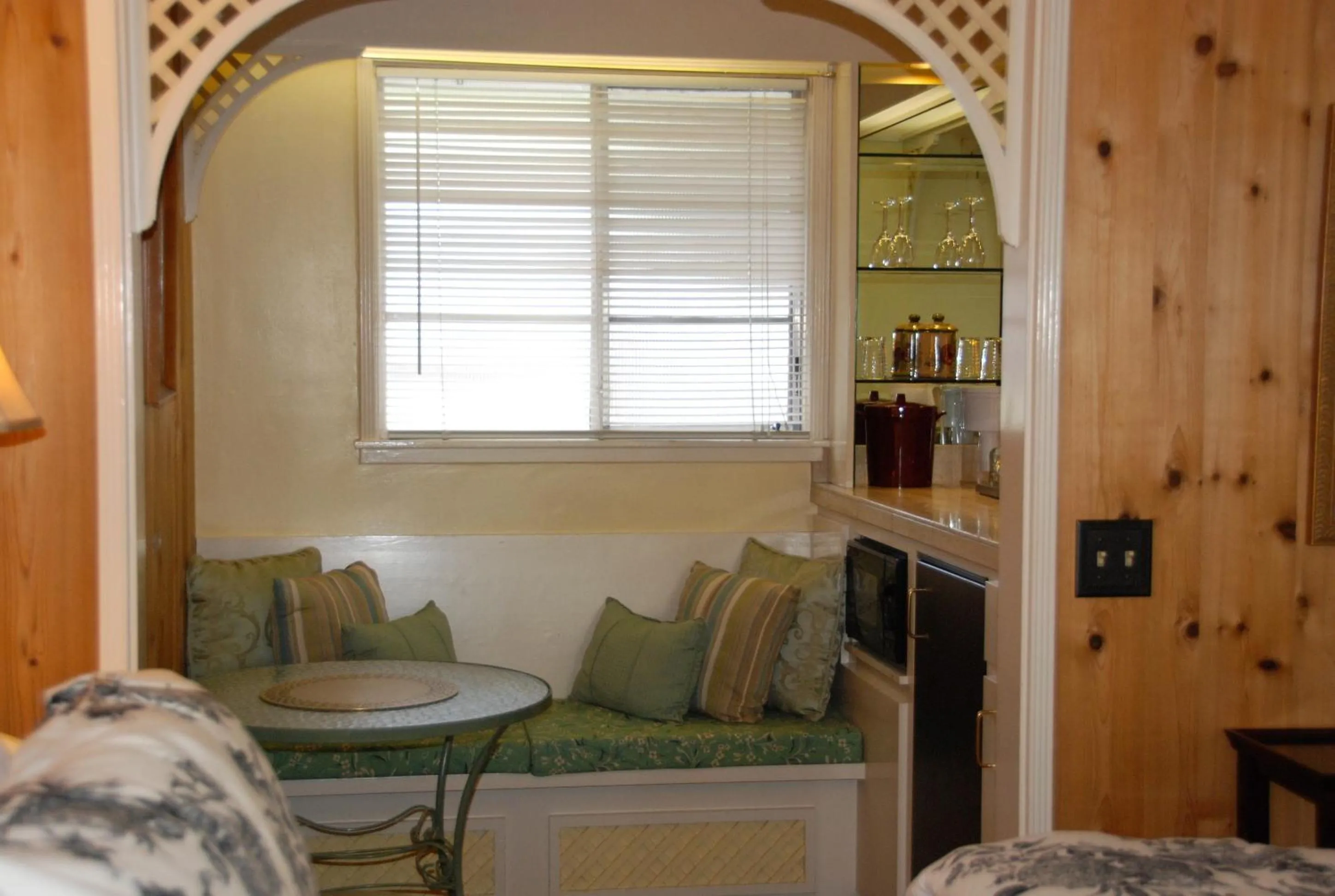 Kitchen or kitchenette in Carmel Garden Inn