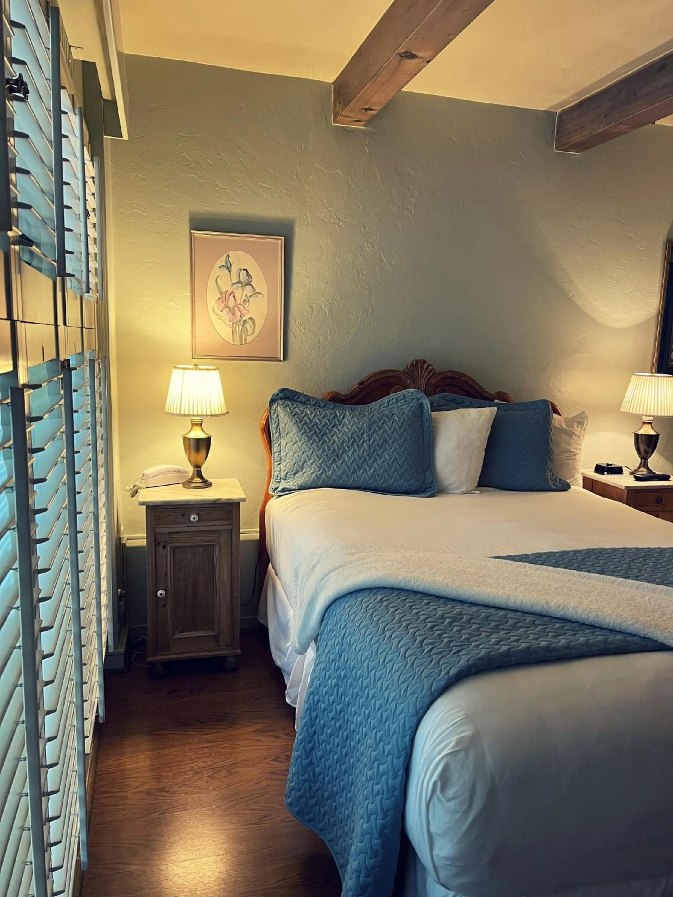 Bedroom, Bed in Carmel Garden Inn