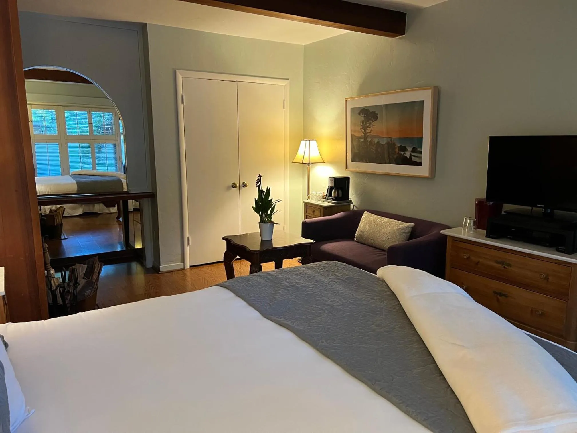 TV and multimedia, Bed in Carmel Garden Inn