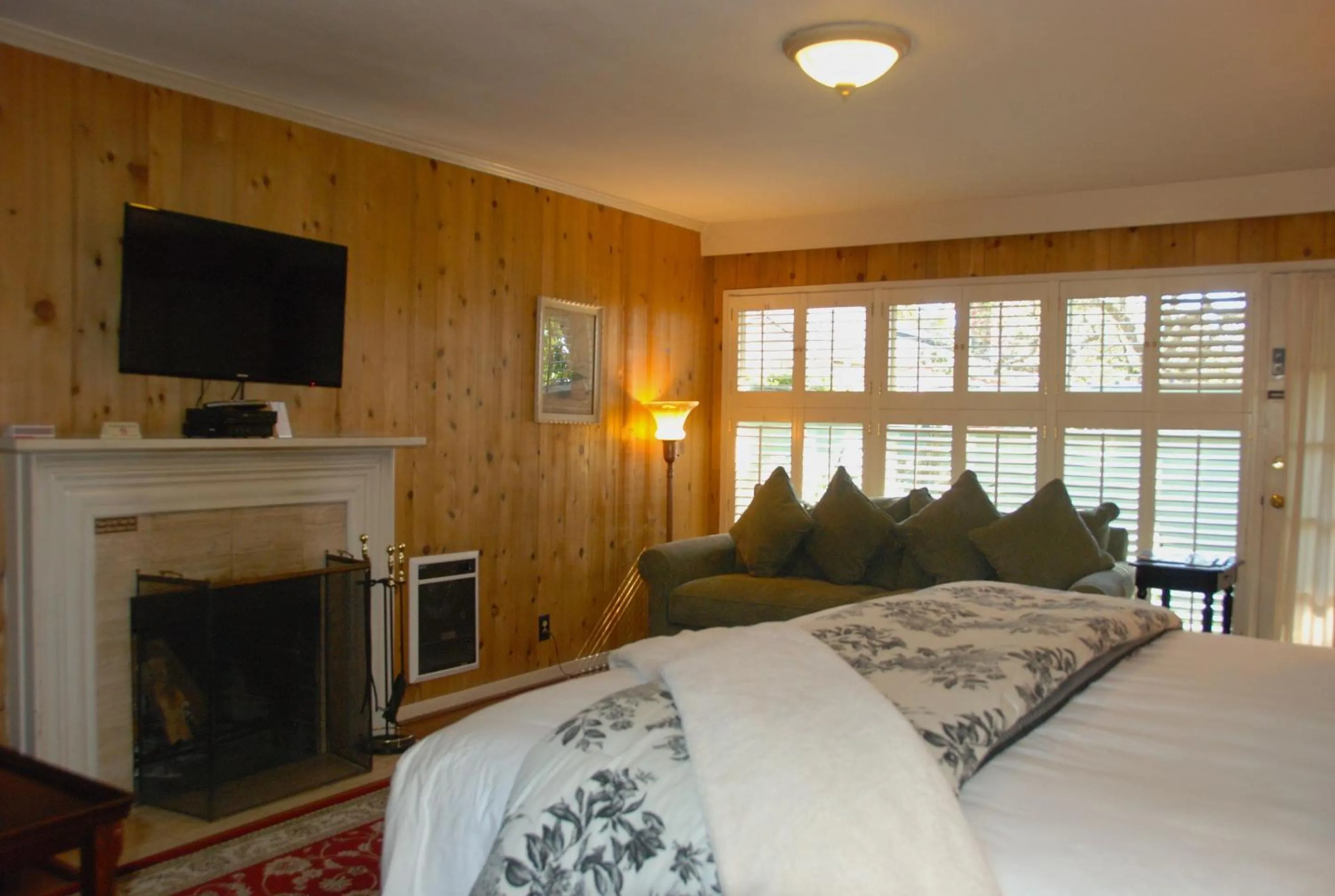 Bedroom, Bed in Carmel Garden Inn