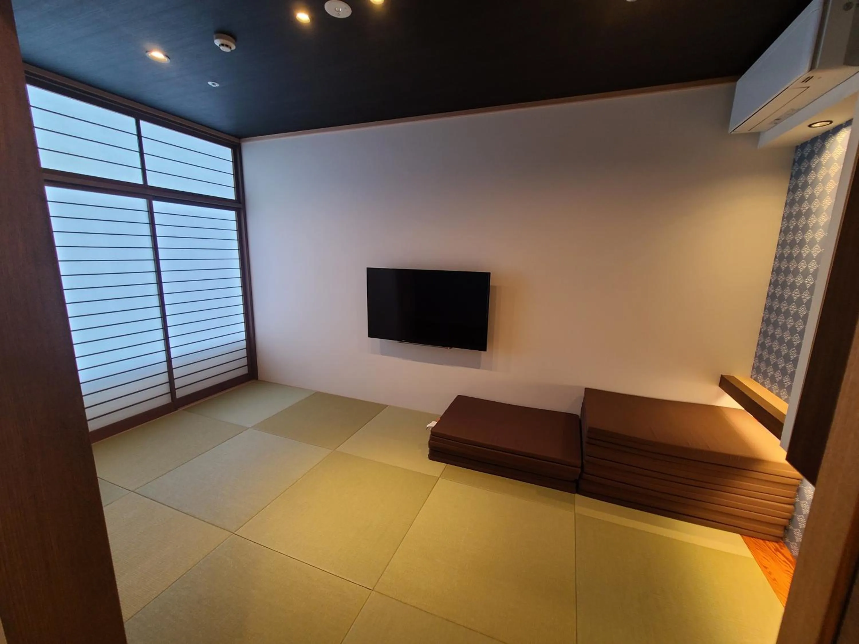Photo of the whole room, Bed in Spa & Hotel Suishun Matsuiyamate