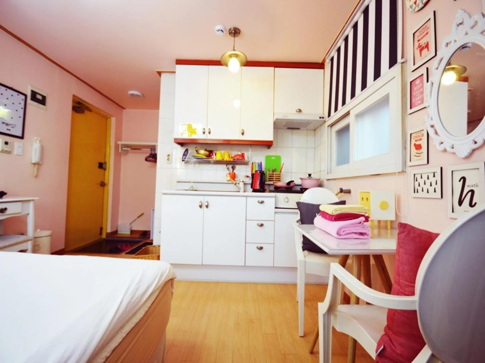 Kitchen or kitchenette, Bed in Han River Residence & Guesthouse
