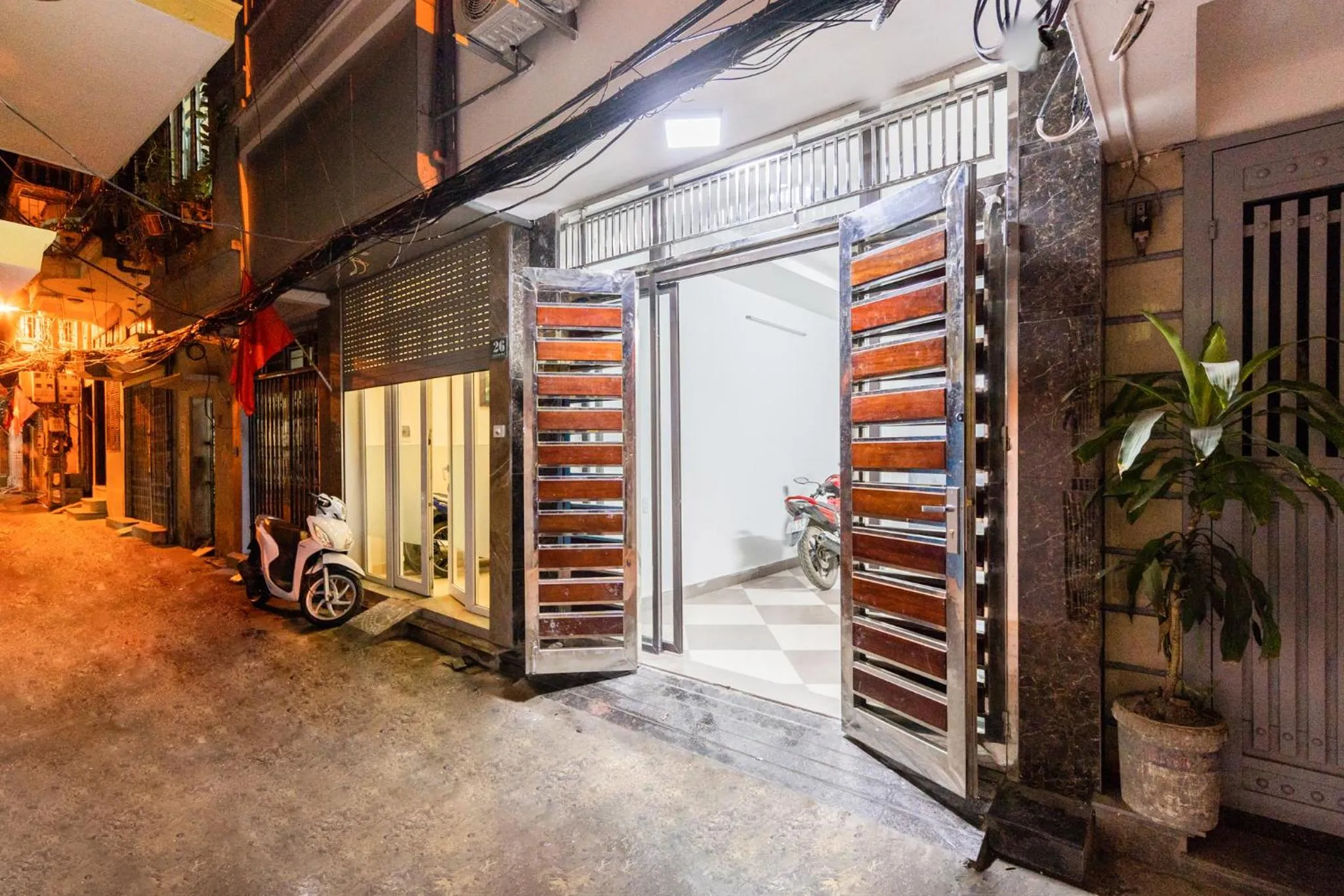 Facade/entrance in SaziHome Doi Can Hanoi