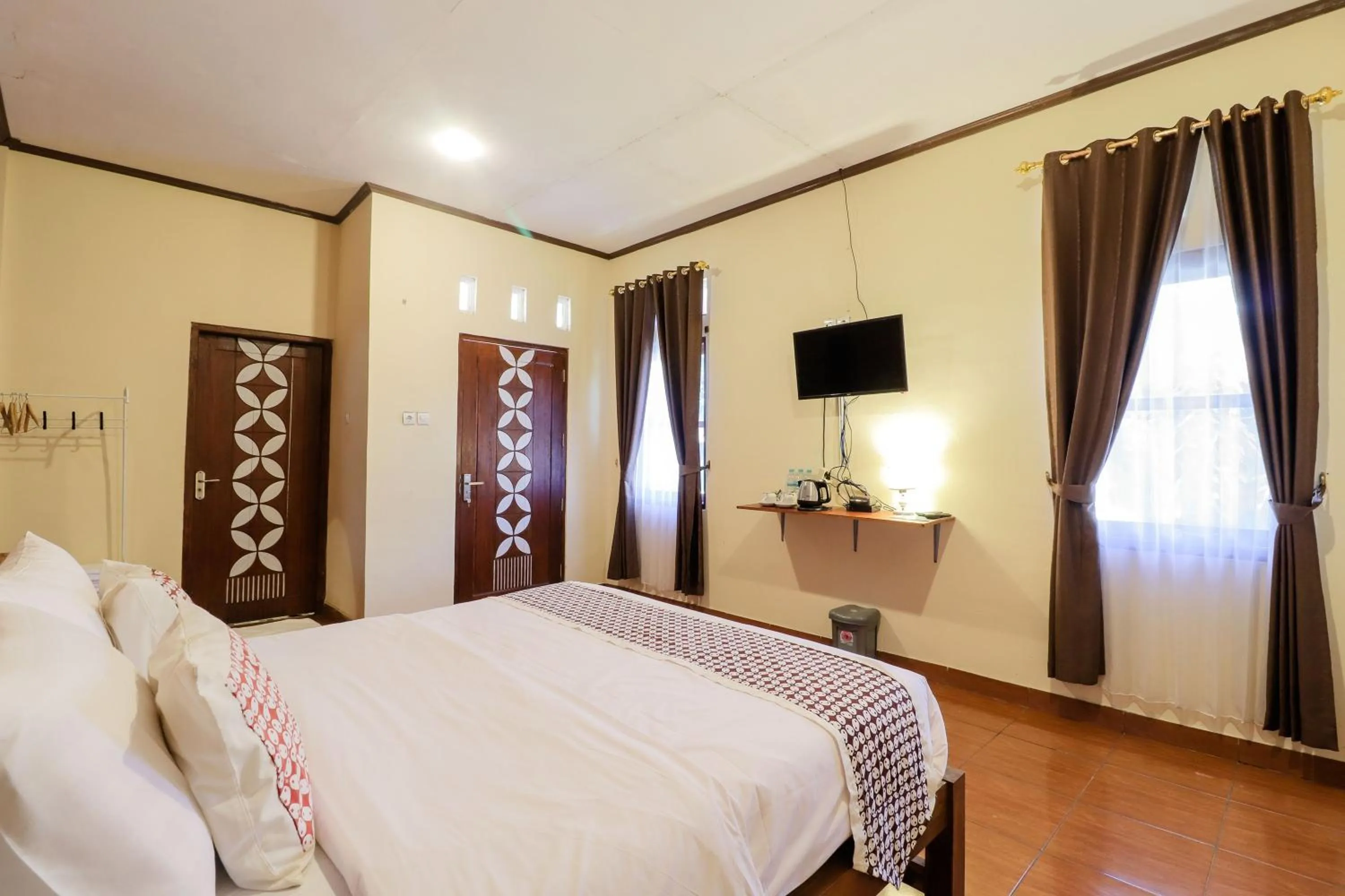 Bed in Hotel Ndalem Ayem Syariah