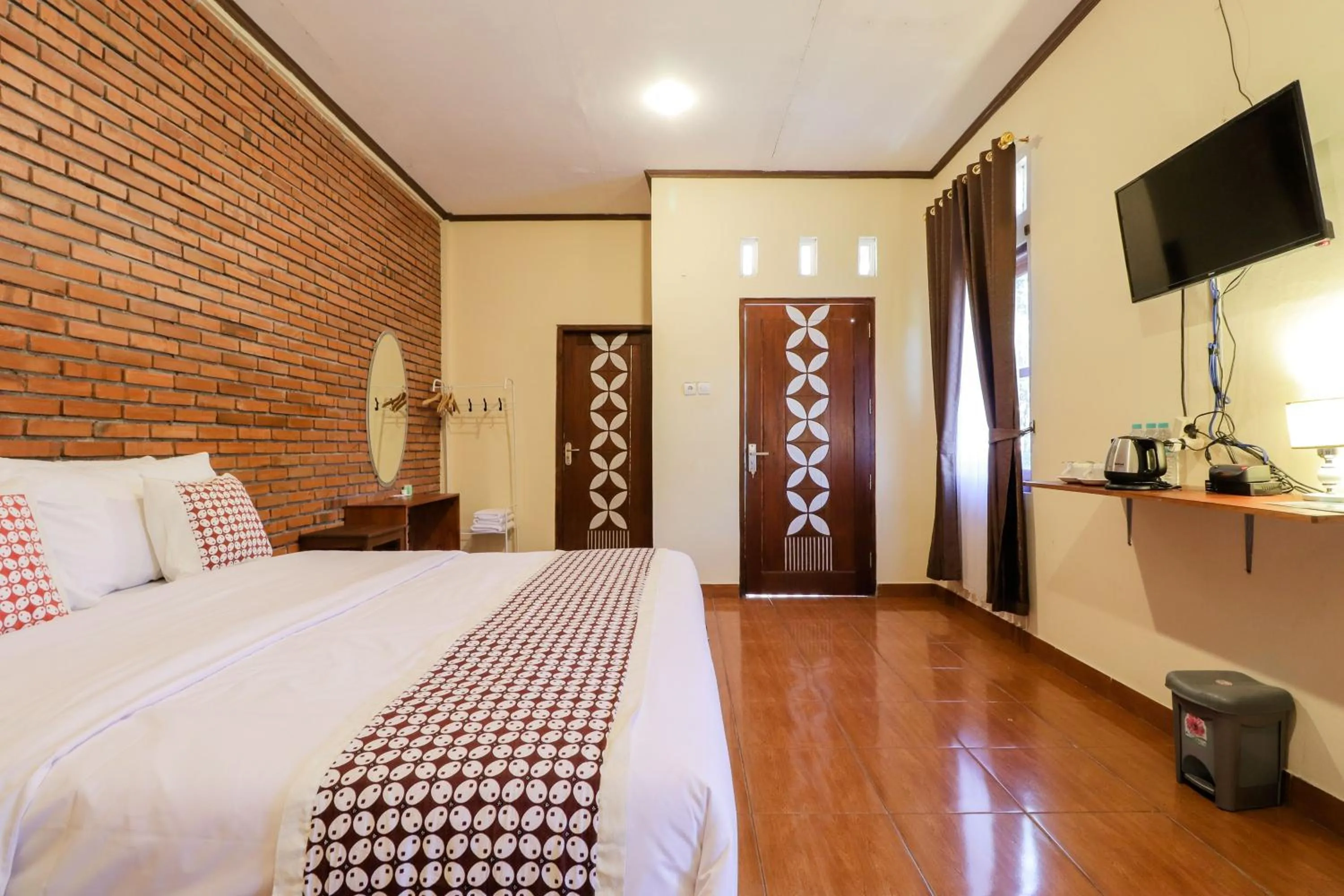 Bed in Hotel Ndalem Ayem Syariah