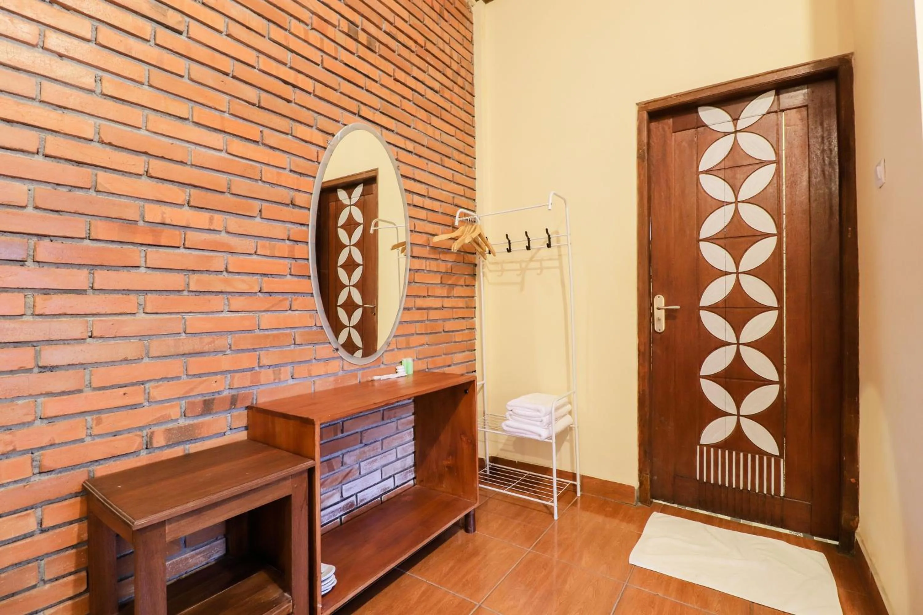 wardrobe in Hotel Ndalem Ayem Syariah