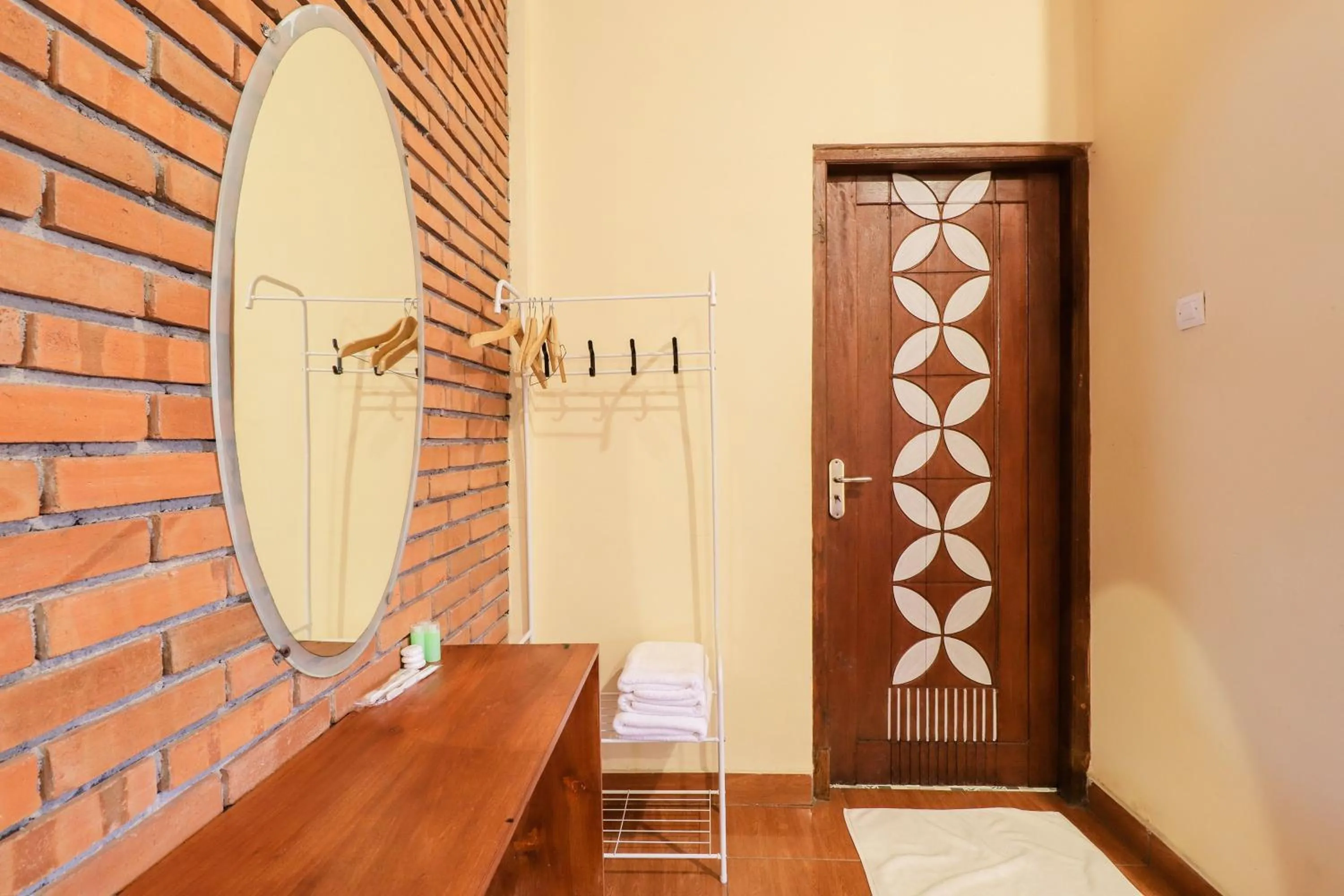 wardrobe in Hotel Ndalem Ayem Syariah