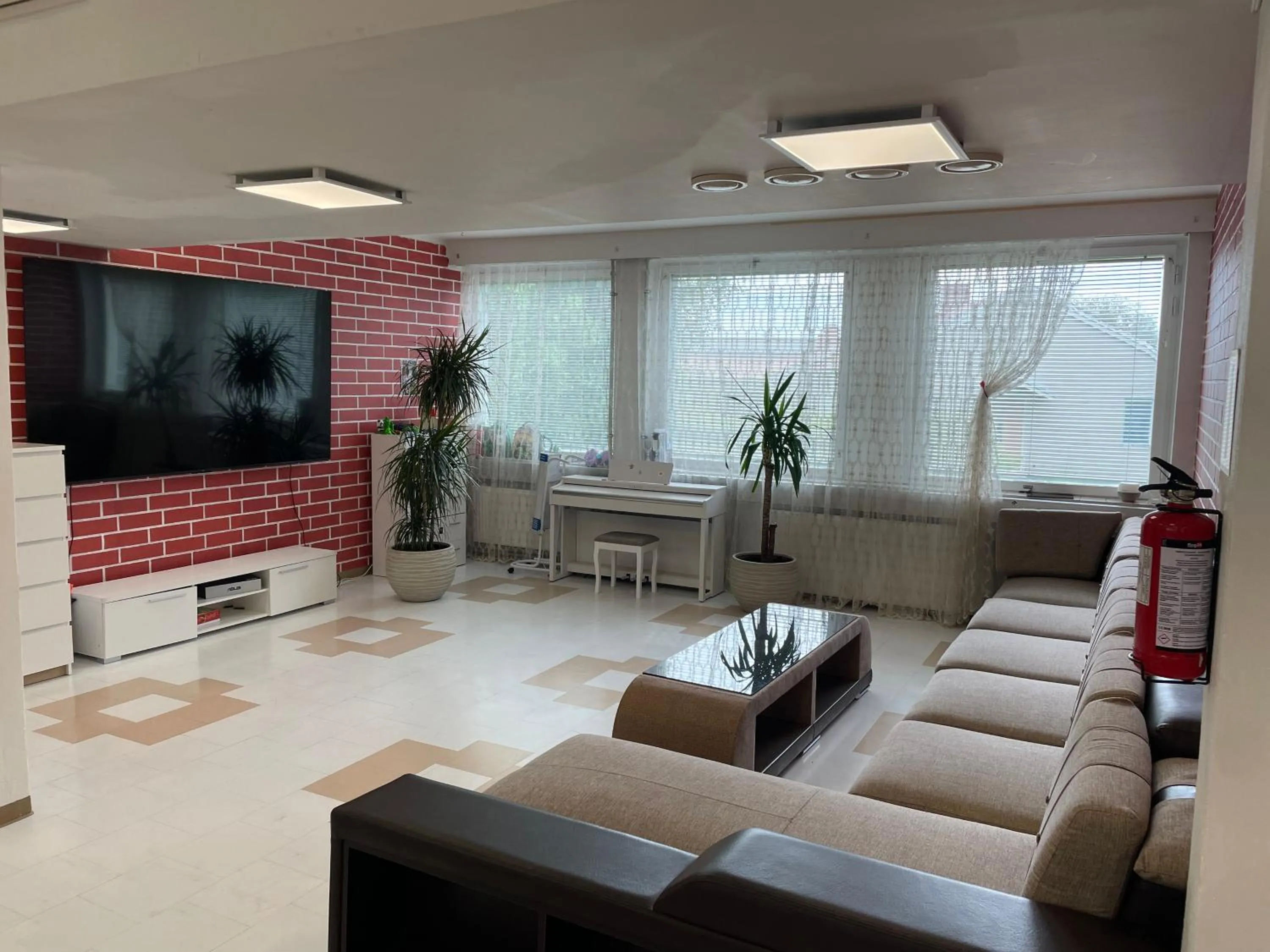 Communal lounge/ TV room in Hotel Ilomantsi North Star