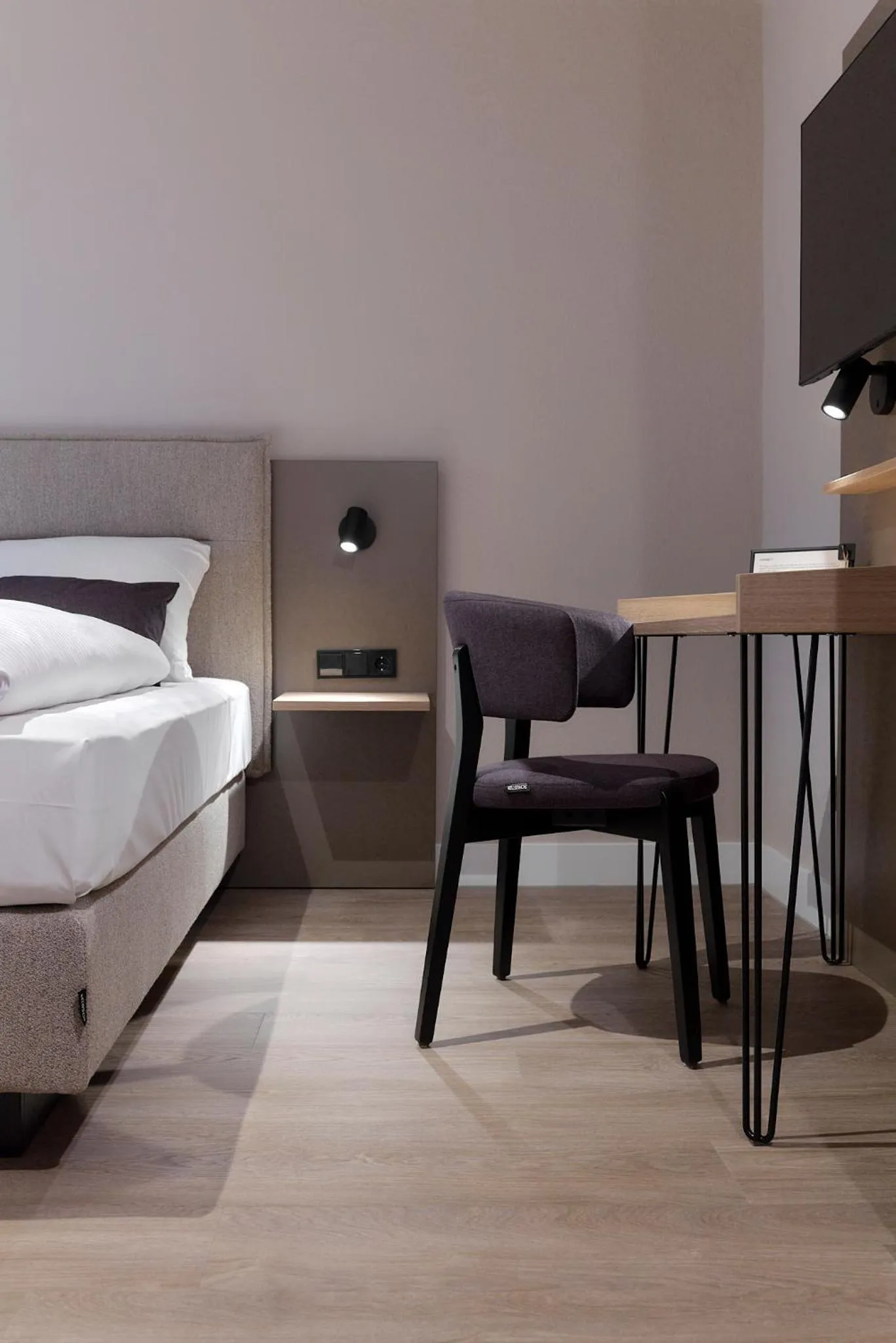 Seating area, Bed in Hotel Müllerbräu