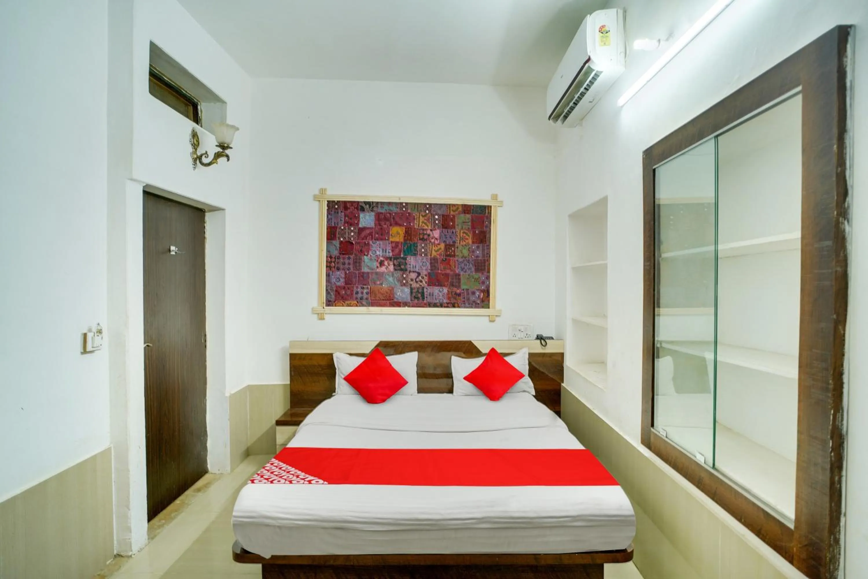 Facade/entrance, Bed in Hotel O Jaisalmer Heritage Haveli