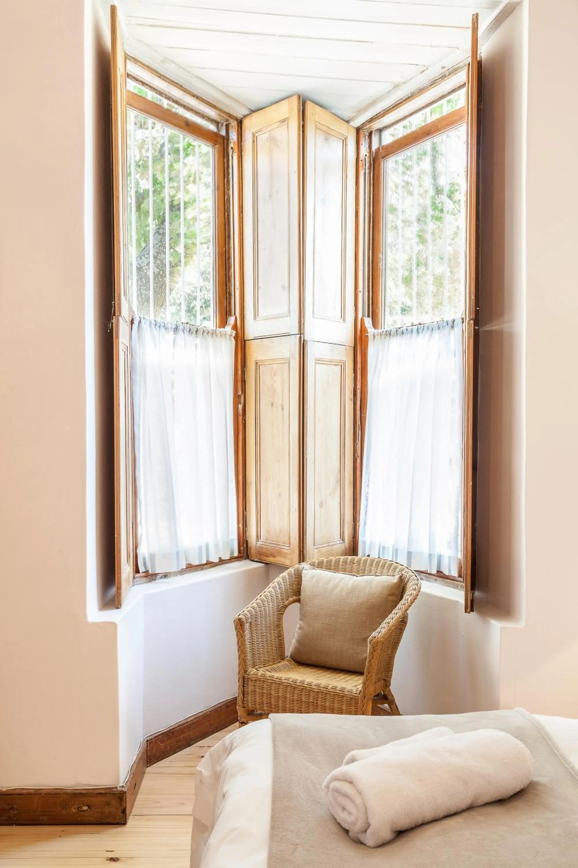 Seating area, Bed in Avenues Guest House