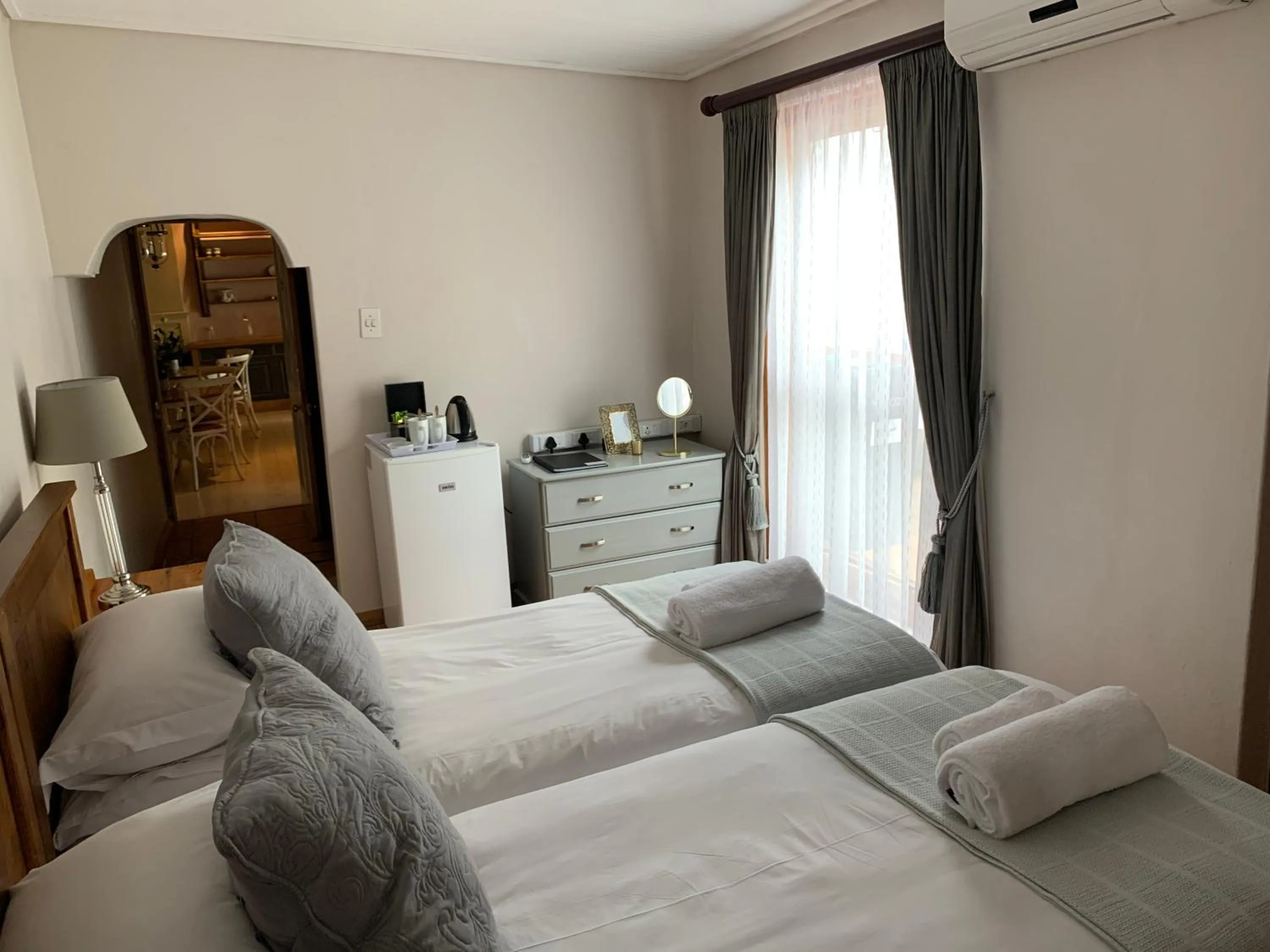 Swimming pool, Bed in Avenues Guest House