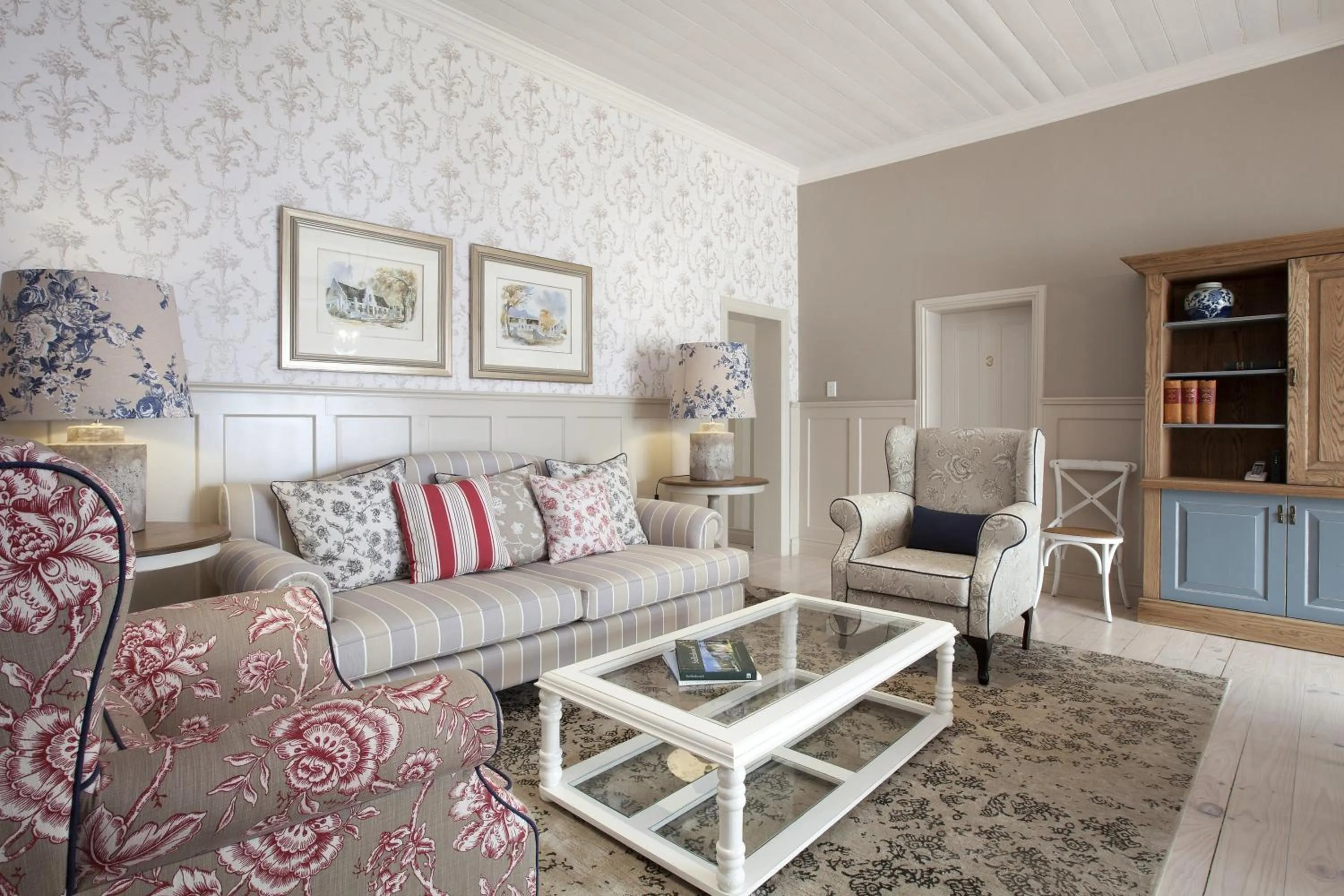 Communal lounge/ TV room in Avenues Guest House