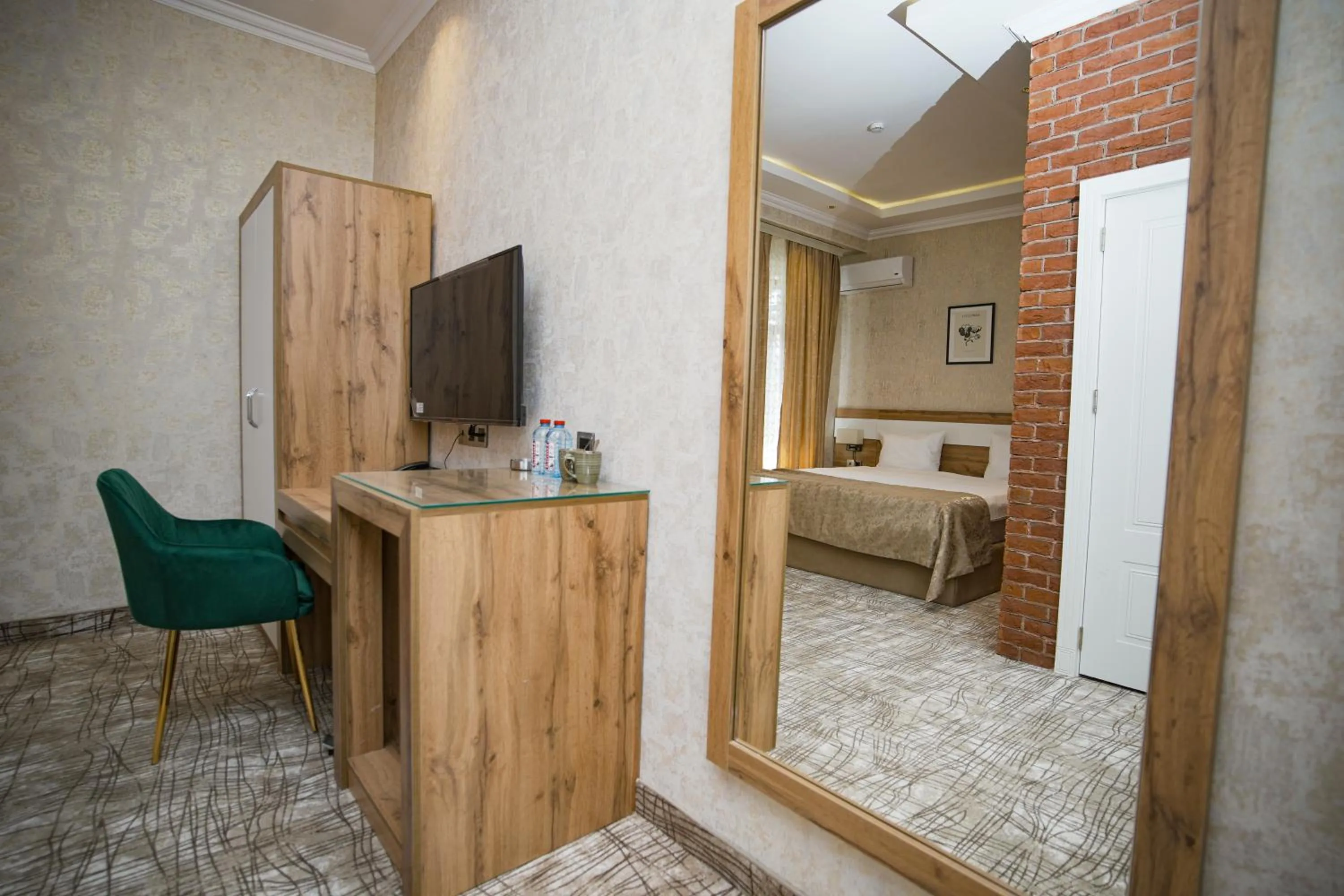 Bedroom, Bed in LakeSide Hotel & Spa