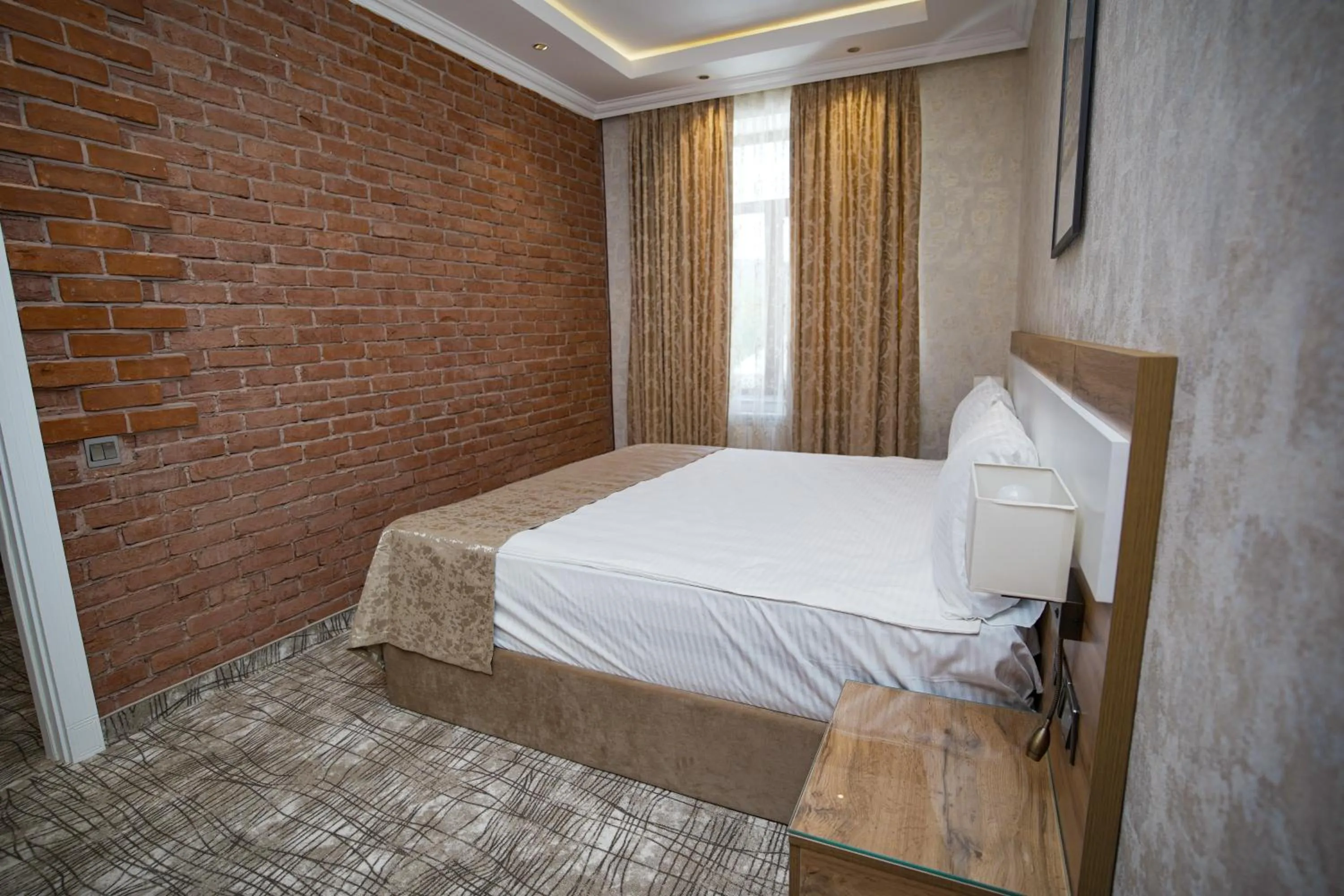 Bedroom, Bed in LakeSide Hotel & Spa