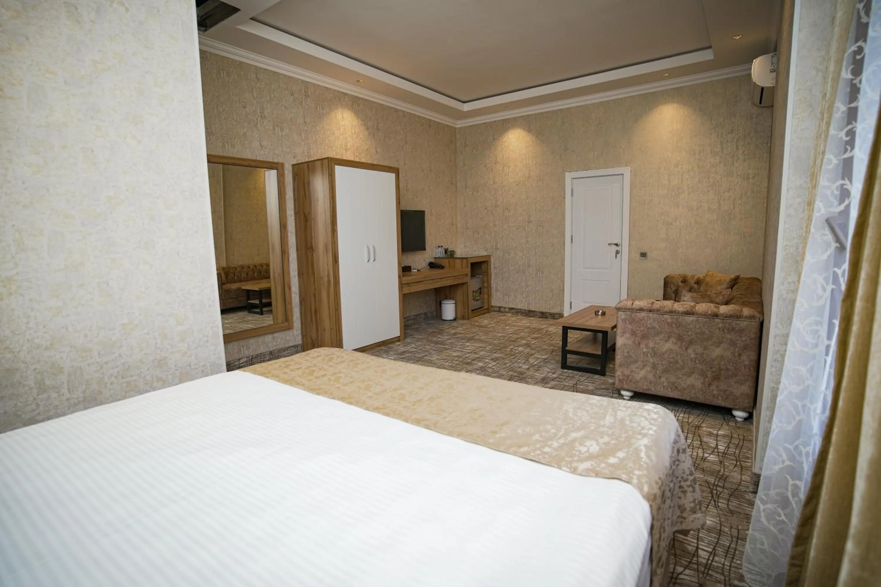 Bedroom, Bed in LakeSide Hotel & Spa