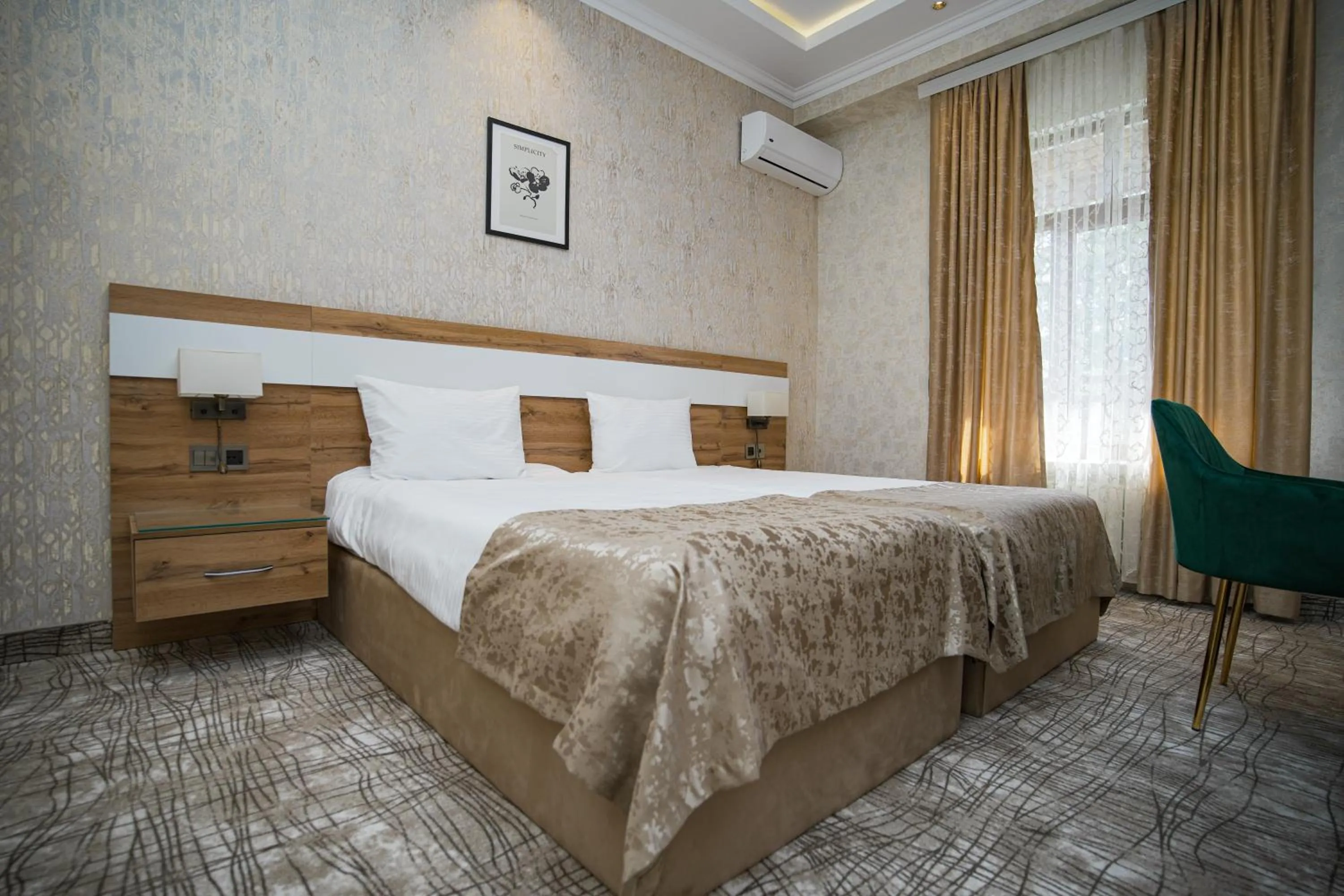 Bedroom, Bed in LakeSide Hotel & Spa