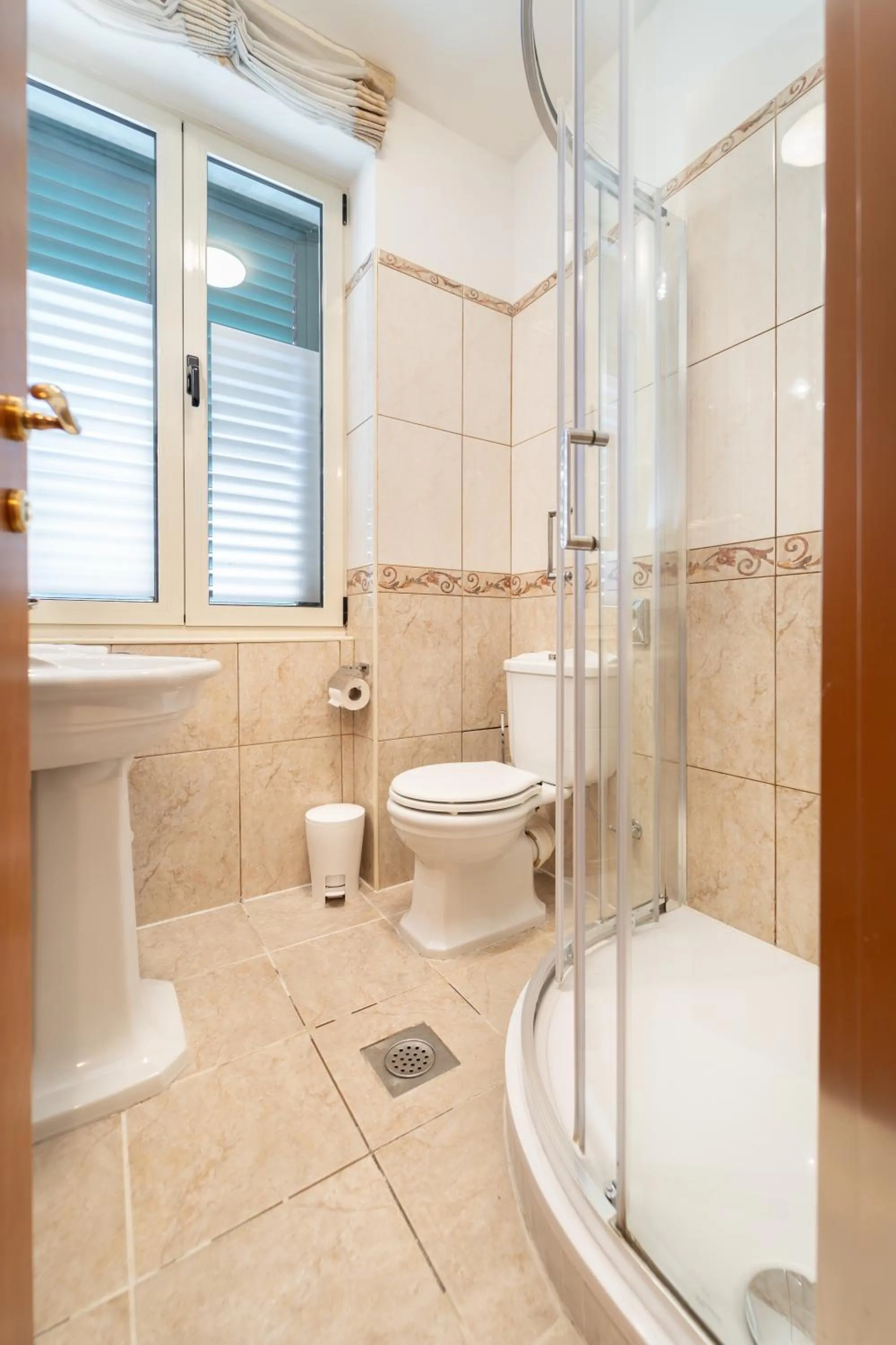 Shower in Hotel Peristil