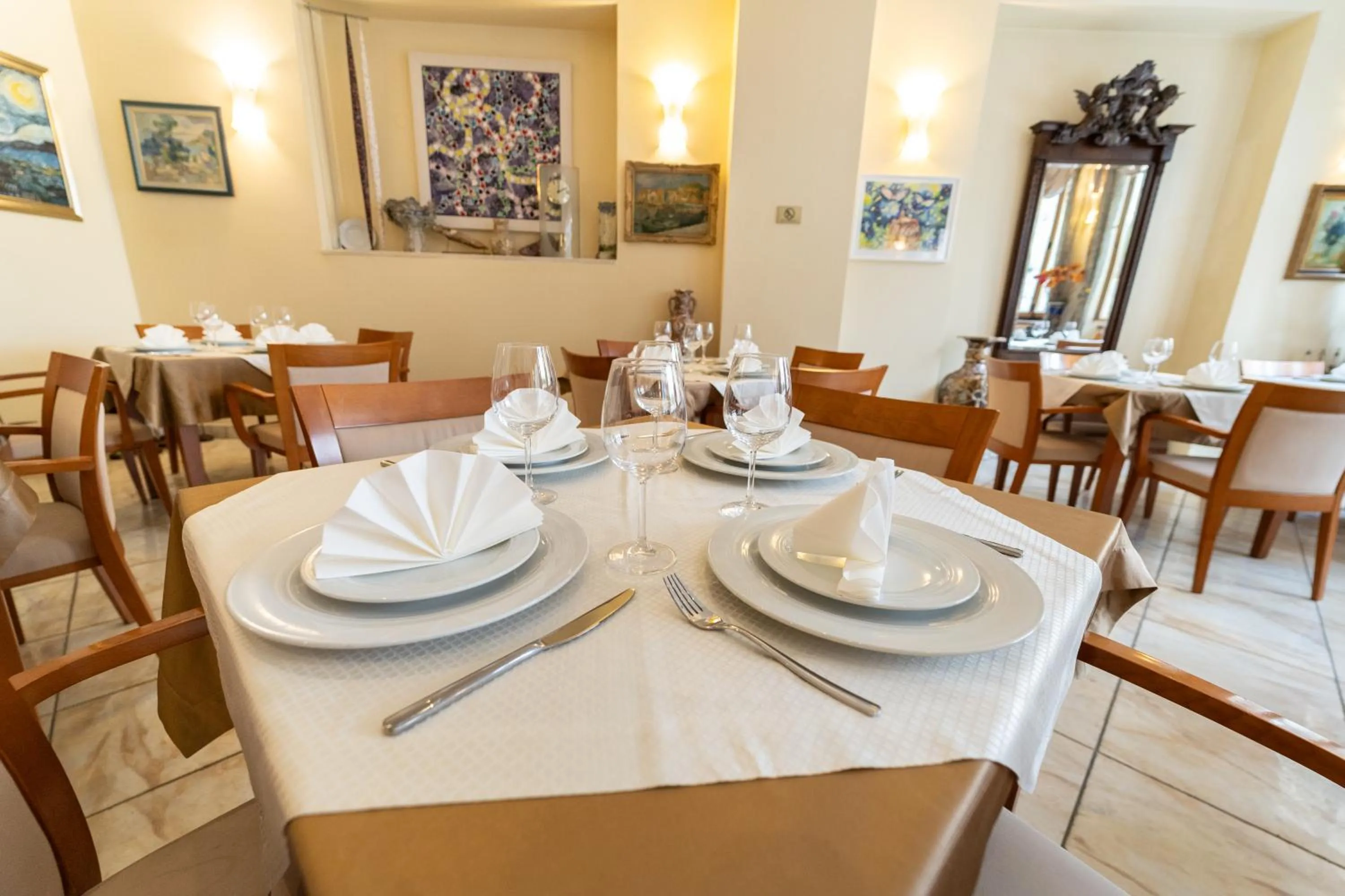 Restaurant/places to eat in Hotel Peristil