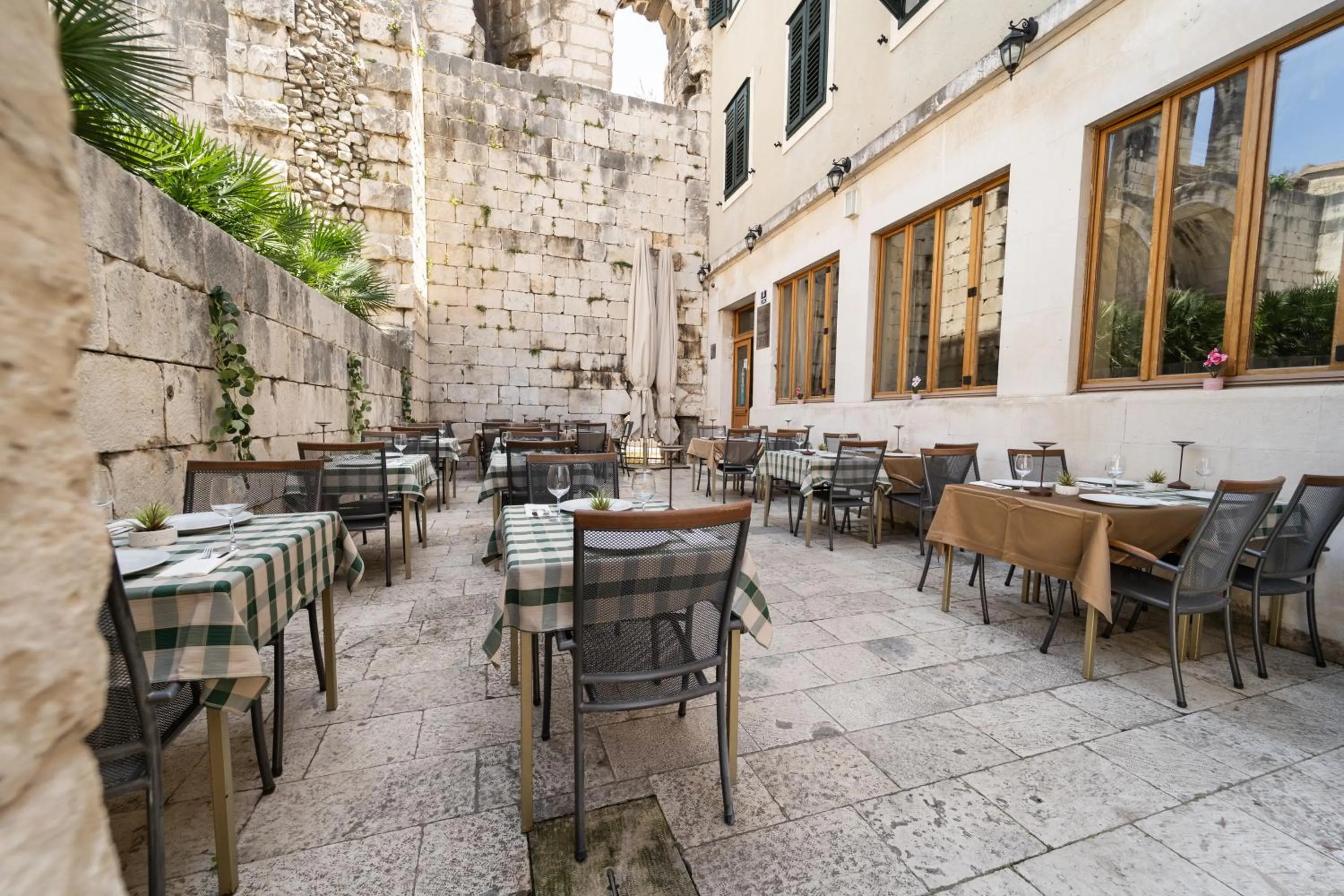 Restaurant/places to eat in Hotel Peristil