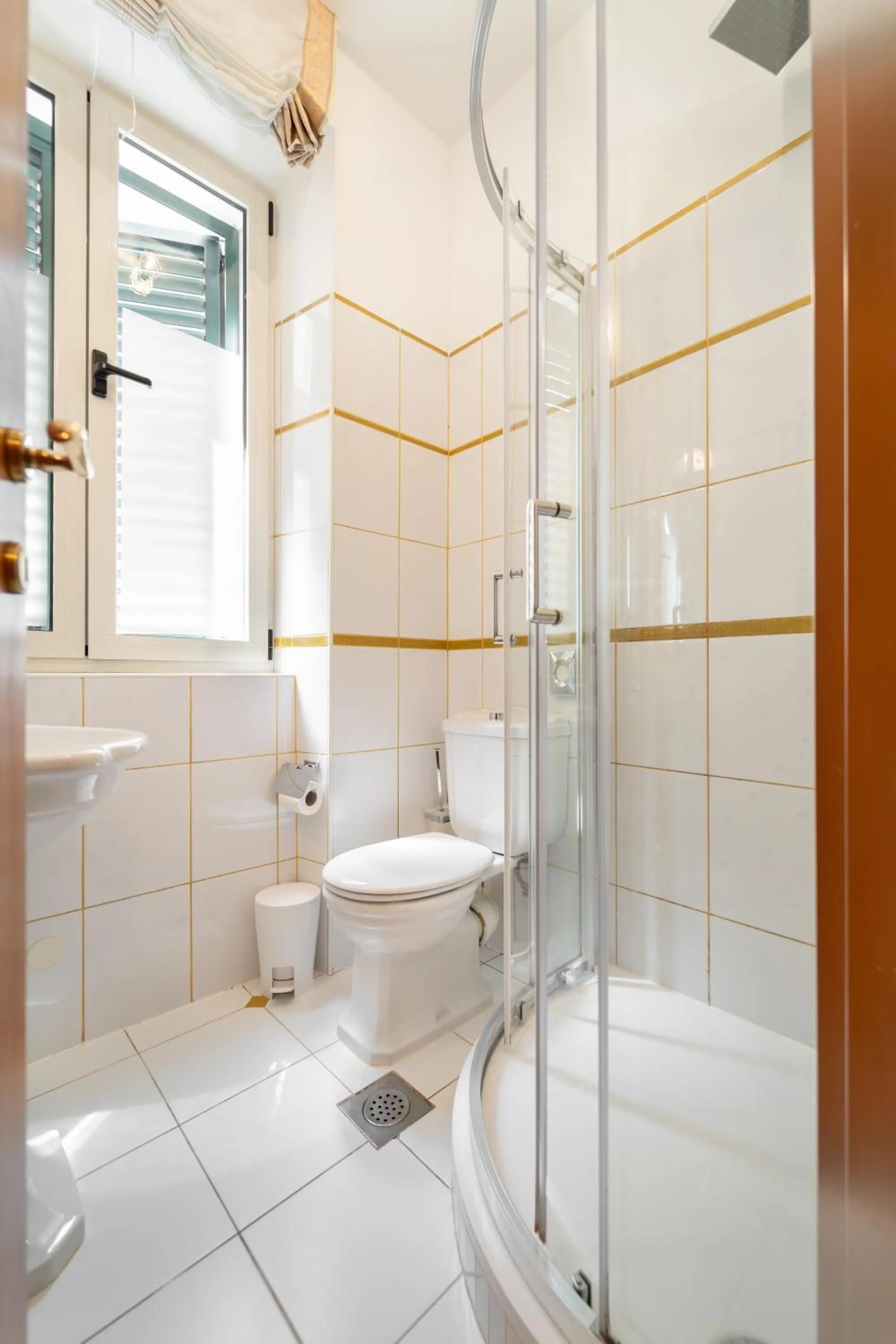 Shower in Hotel Peristil