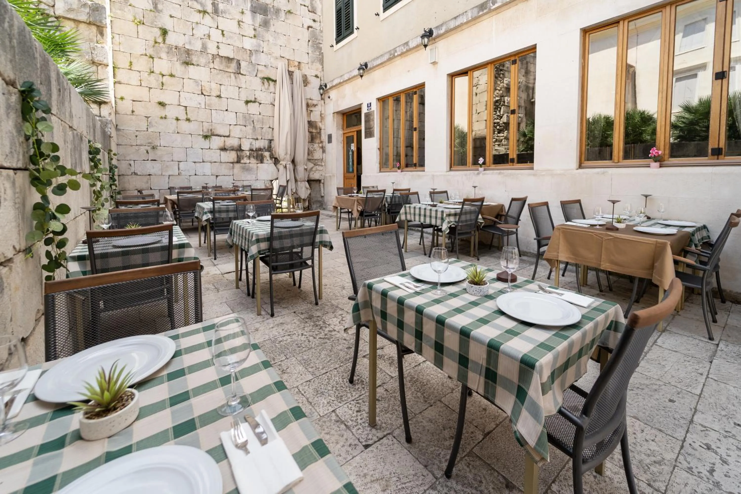 Restaurant/places to eat in Hotel Peristil