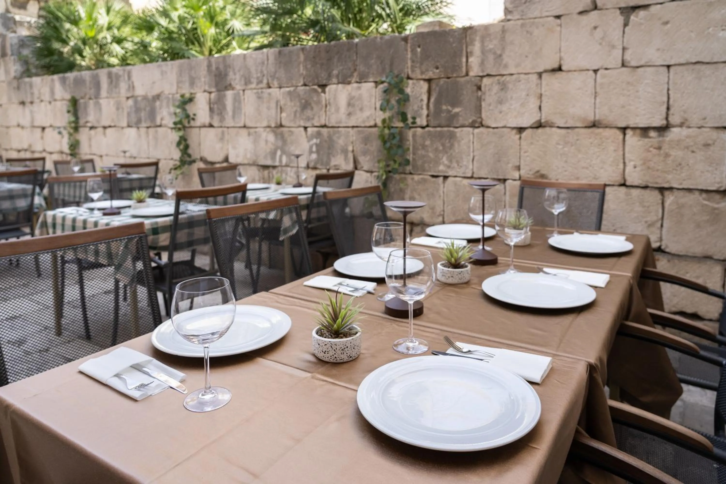 Restaurant/places to eat in Hotel Peristil