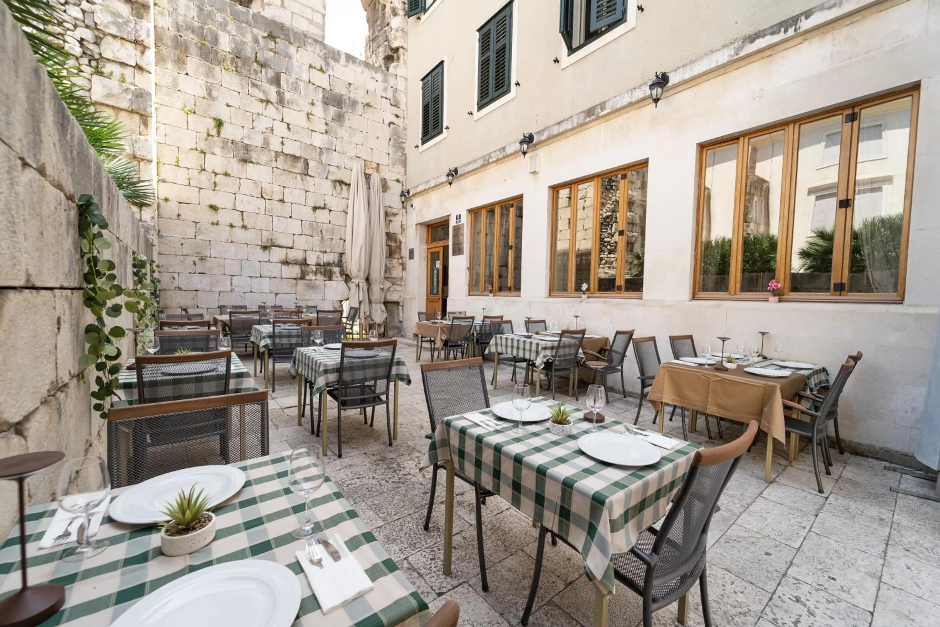 Restaurant/places to eat in Hotel Peristil