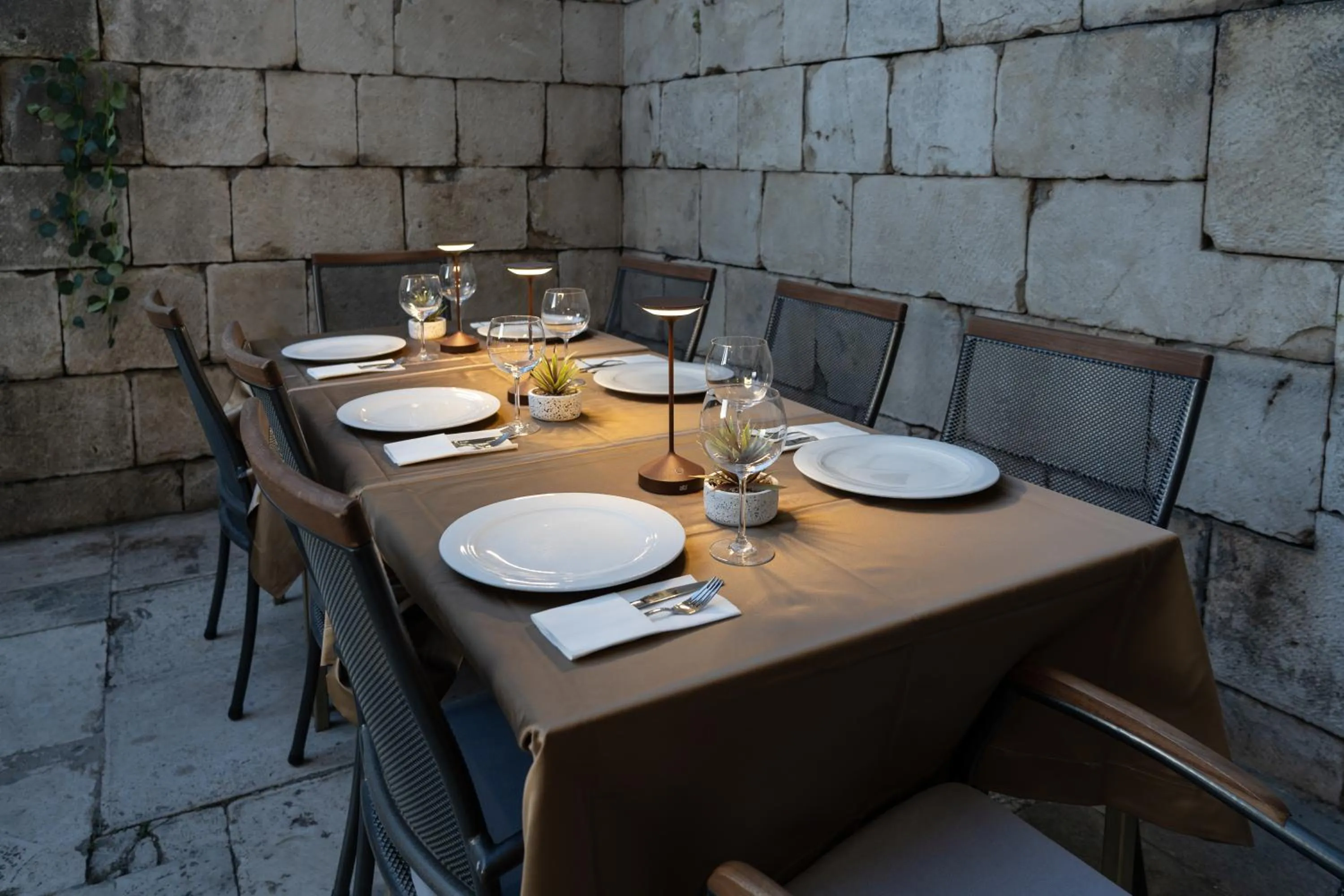 Restaurant/places to eat in Hotel Peristil