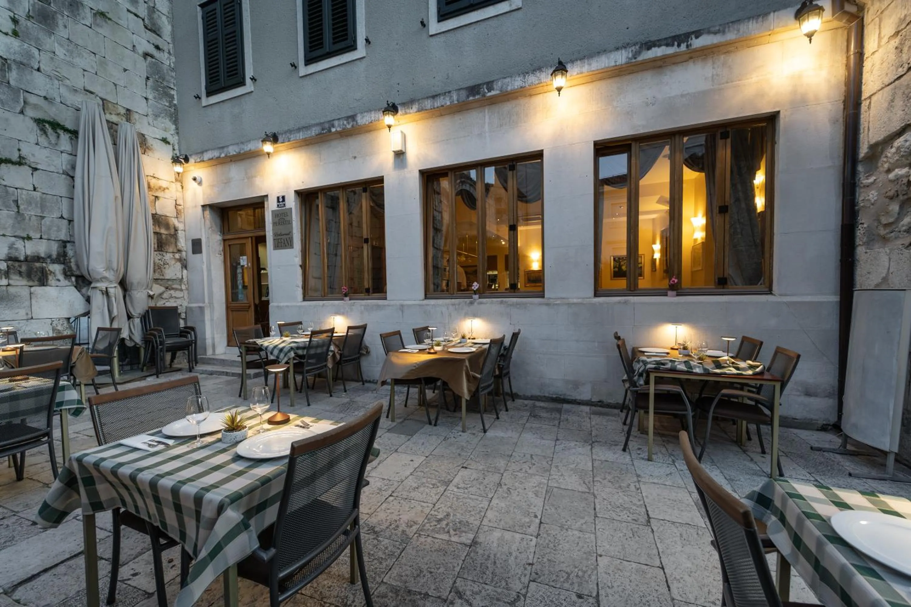 Restaurant/places to eat in Hotel Peristil
