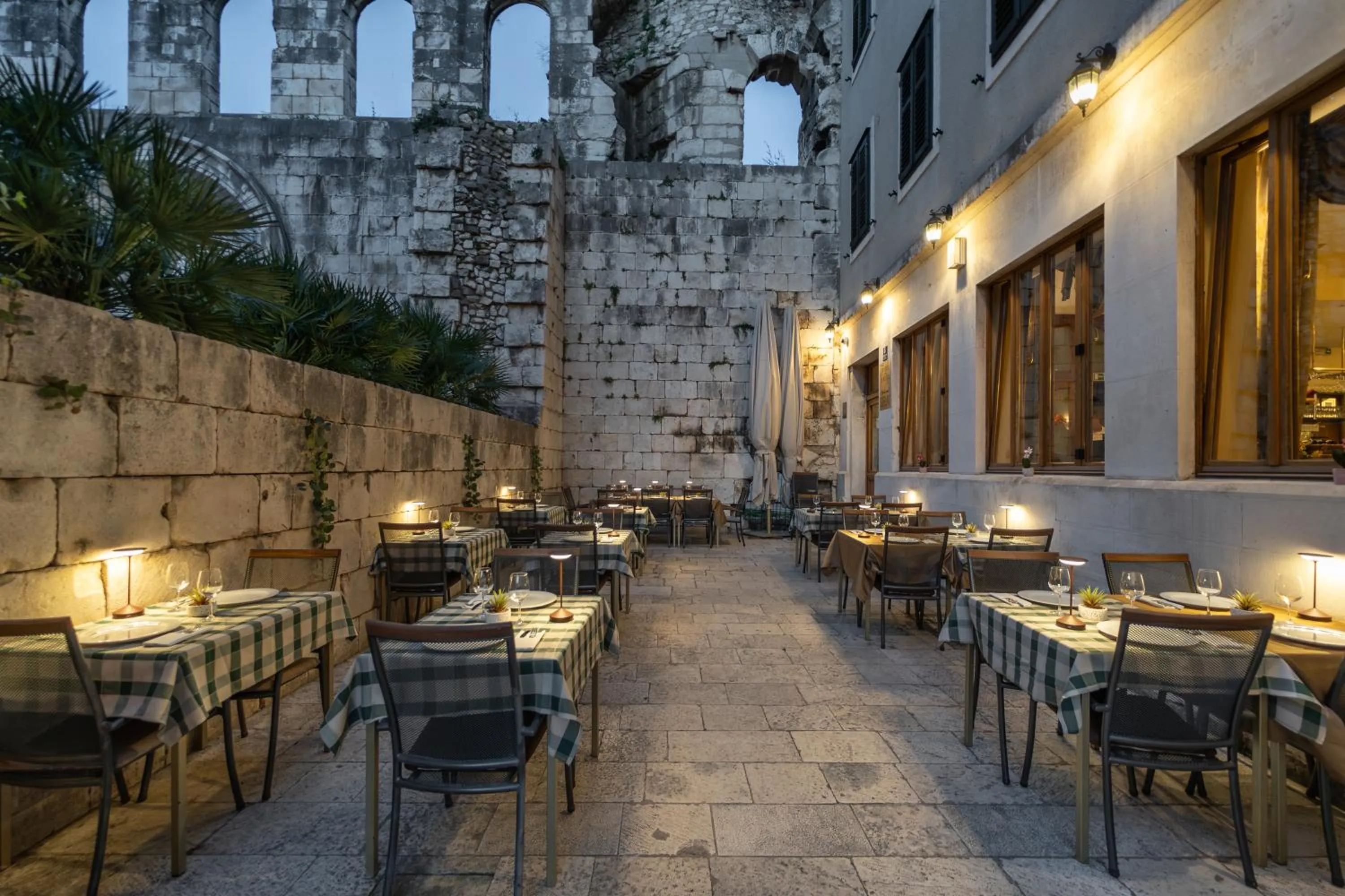 Restaurant/places to eat in Hotel Peristil