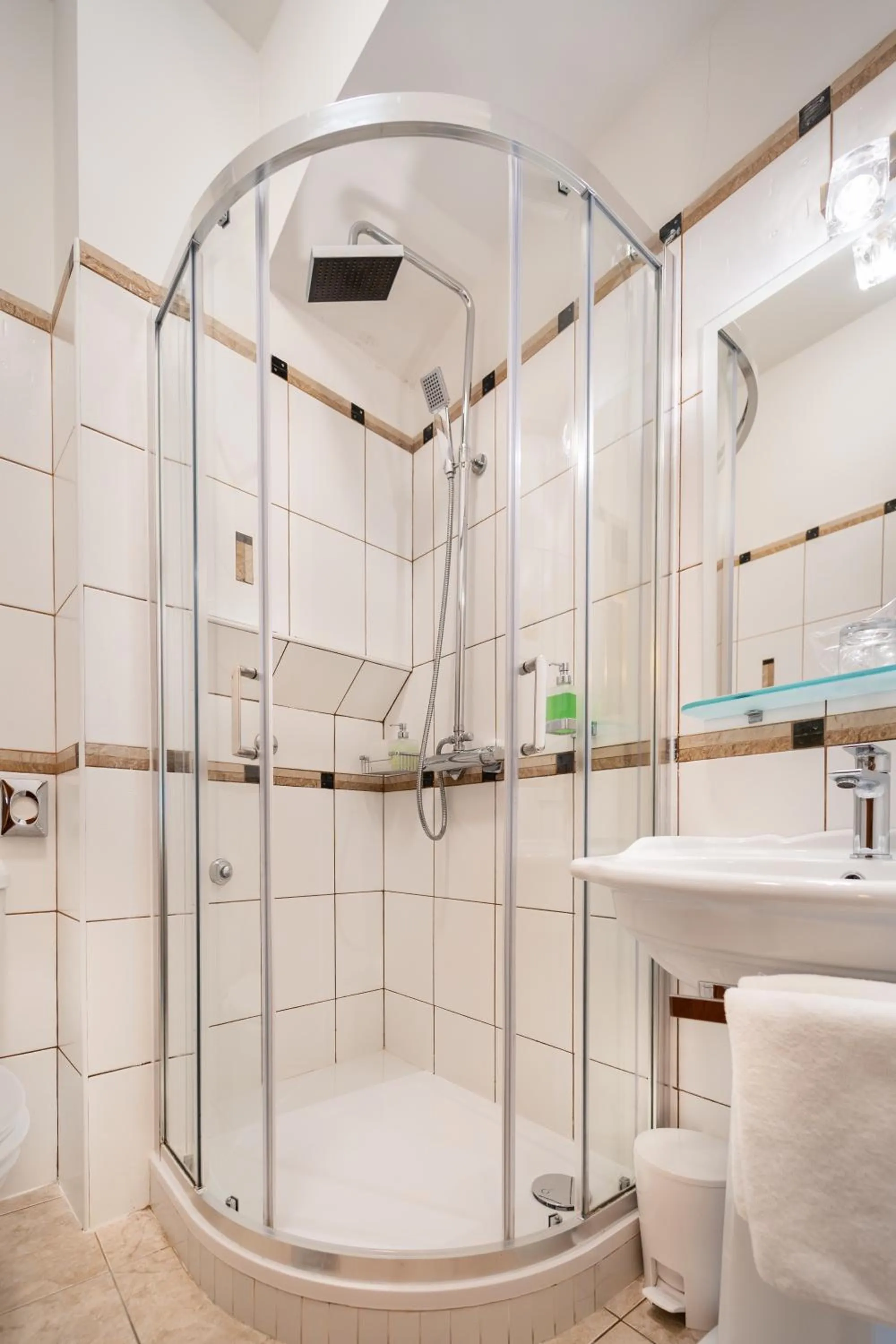 Shower in Hotel Peristil