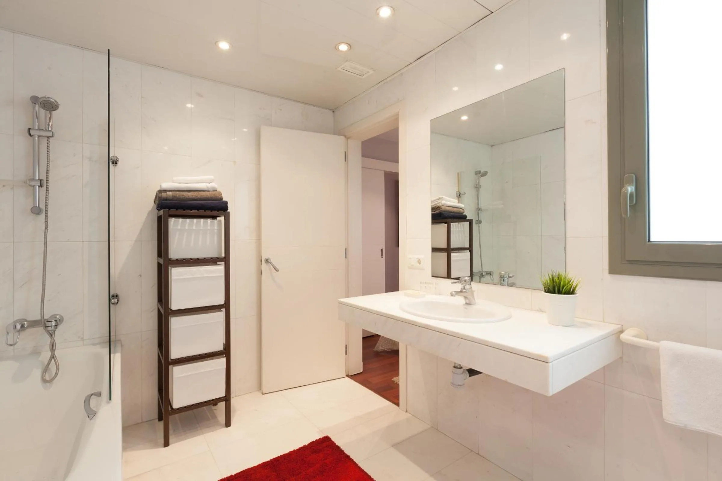 Shower in LetsGo Paseo de Gracia