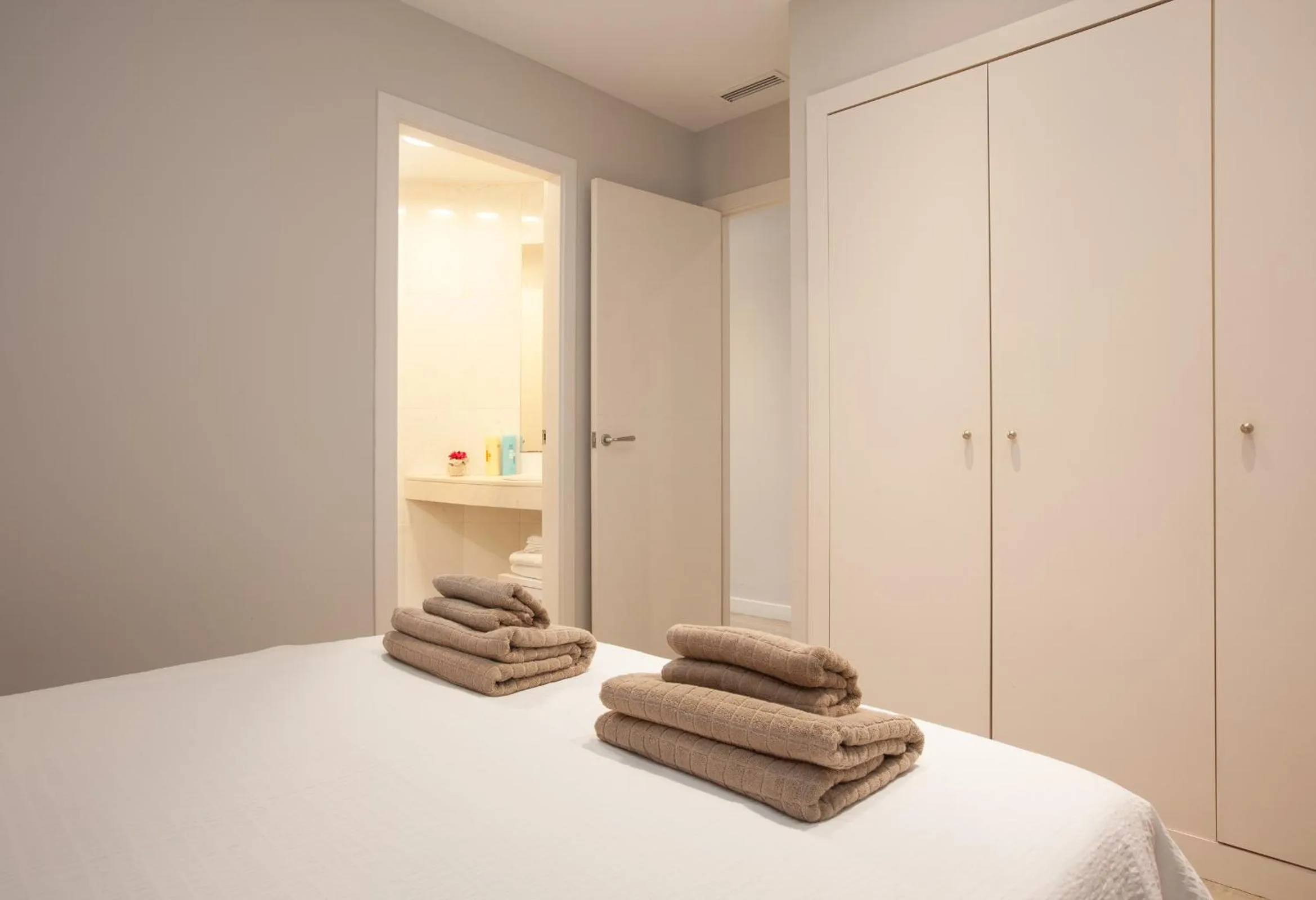 Shower, Bed in LetsGo Paseo de Gracia