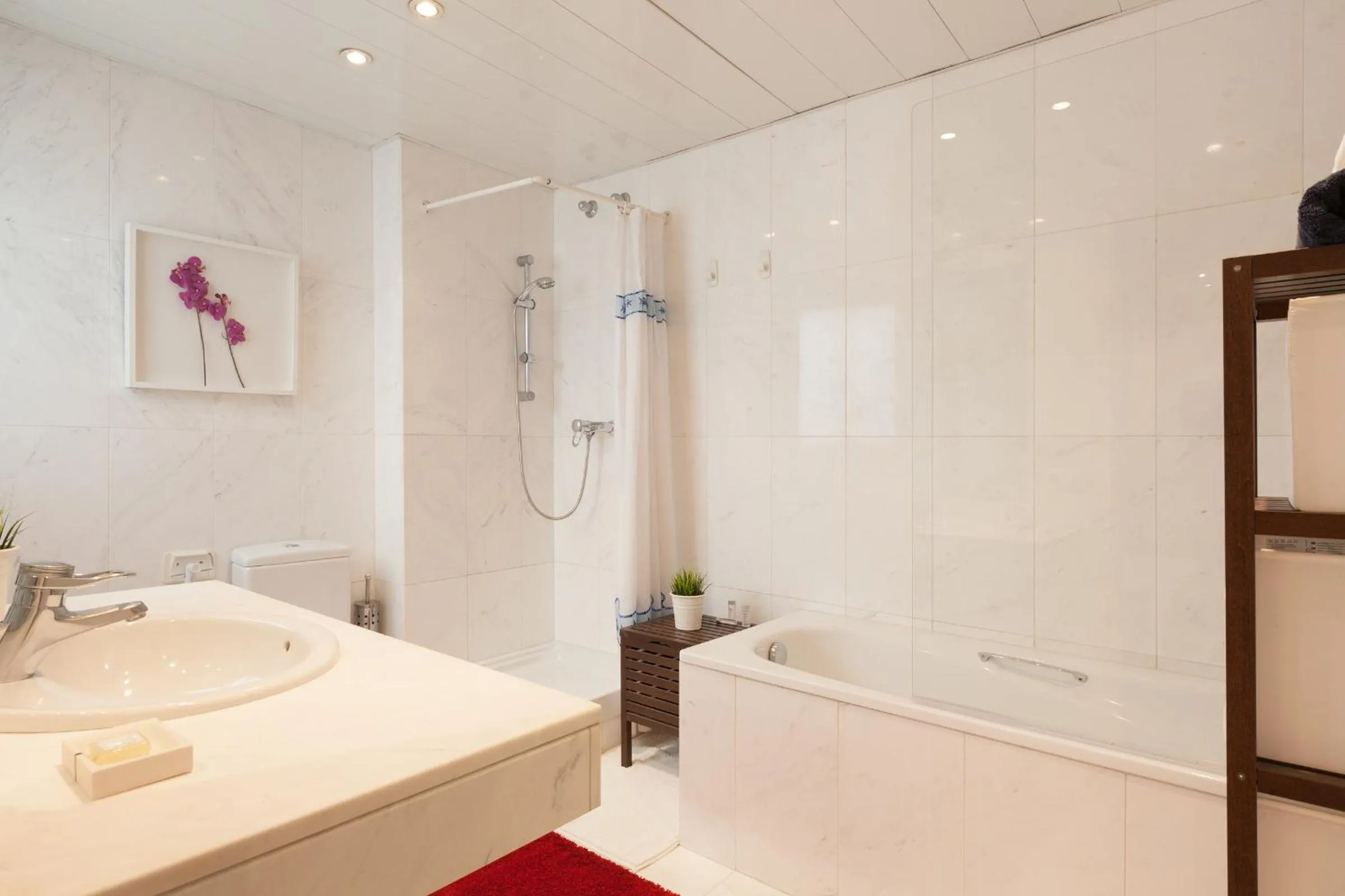 Shower in LetsGo Paseo de Gracia