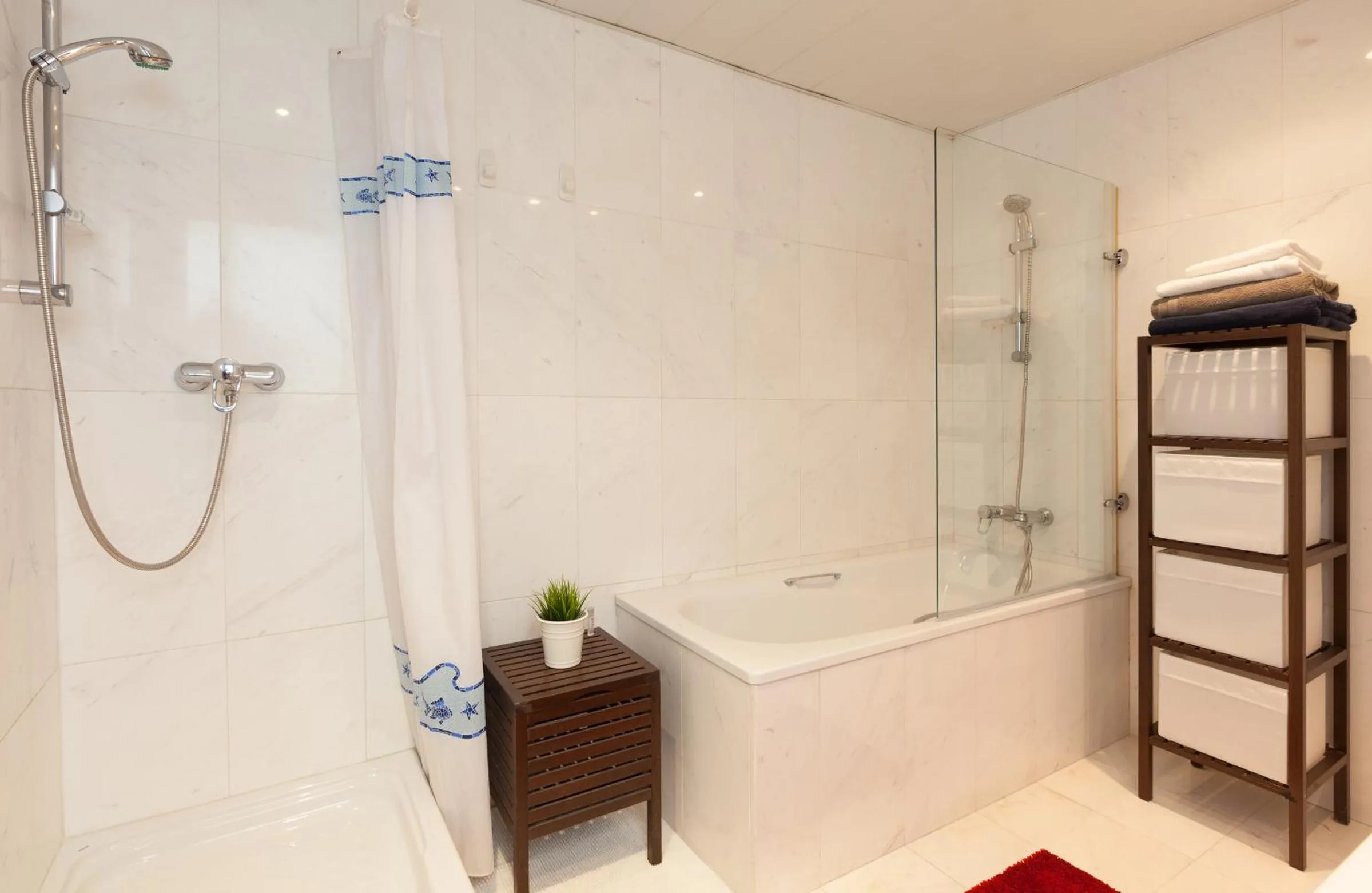 Shower in LetsGo Paseo de Gracia