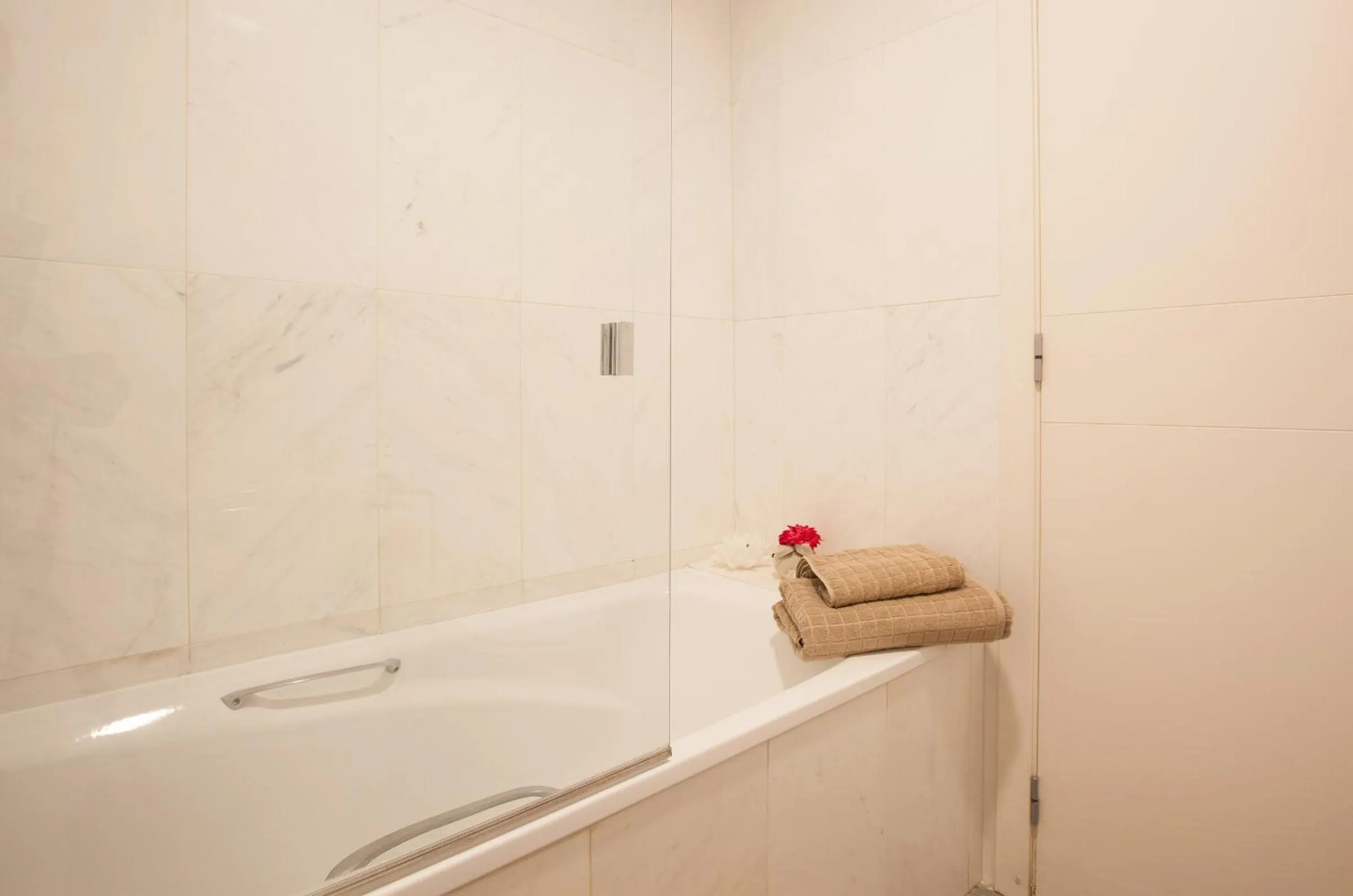 Shower in LetsGo Paseo de Gracia