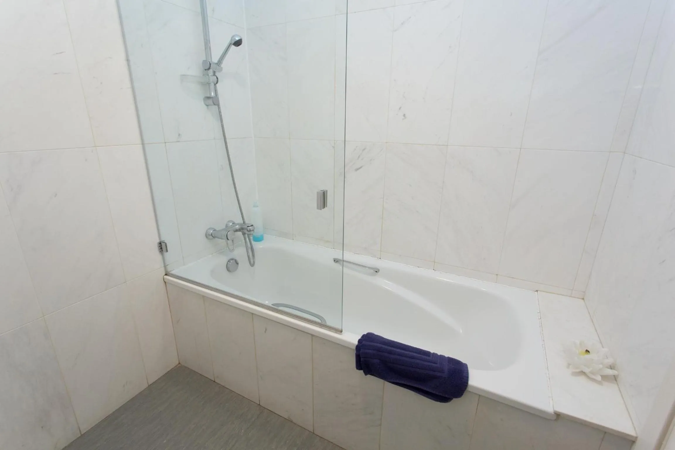 Shower in LetsGo Paseo de Gracia