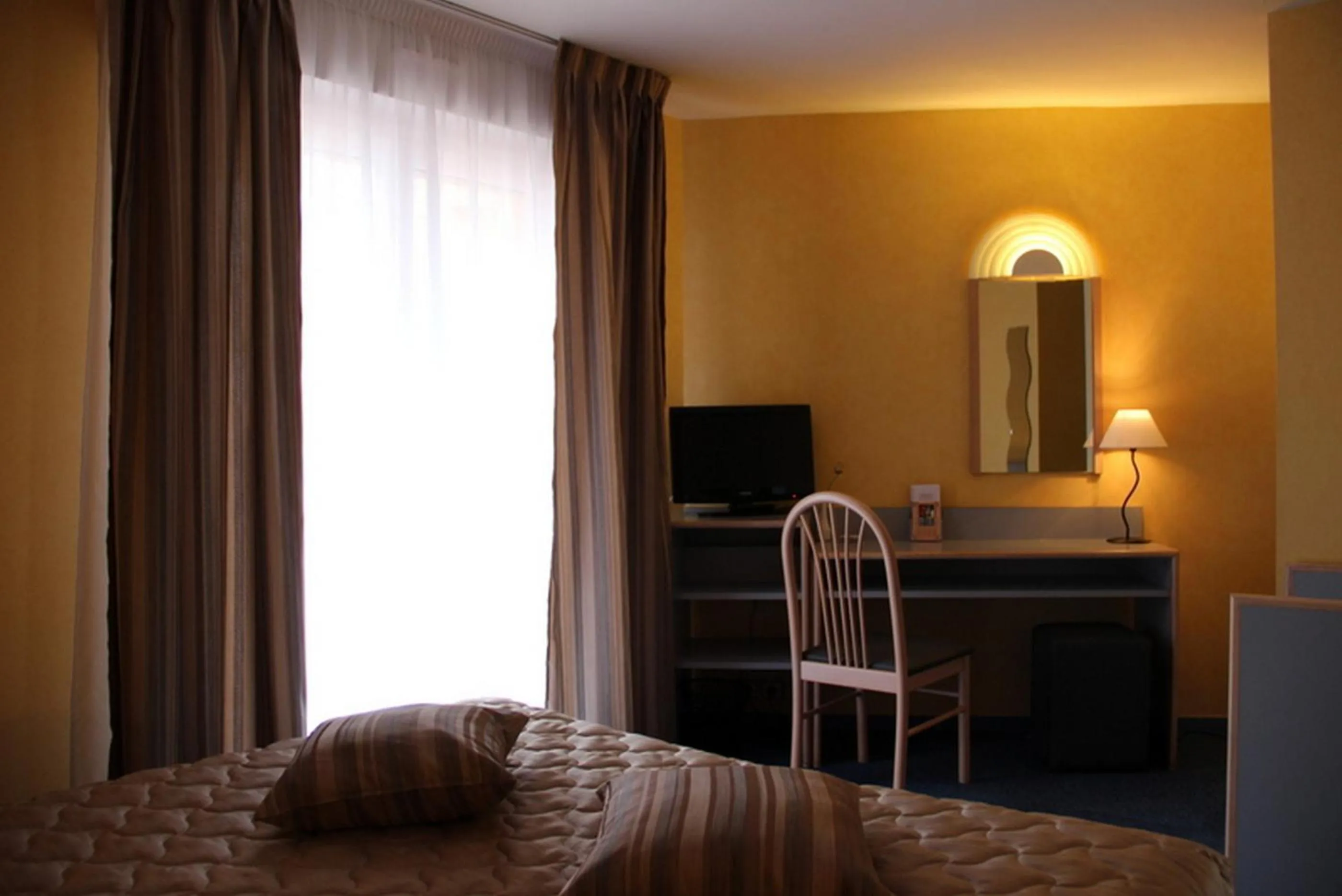 Seating area, Bed in Au Relais de l'Oust