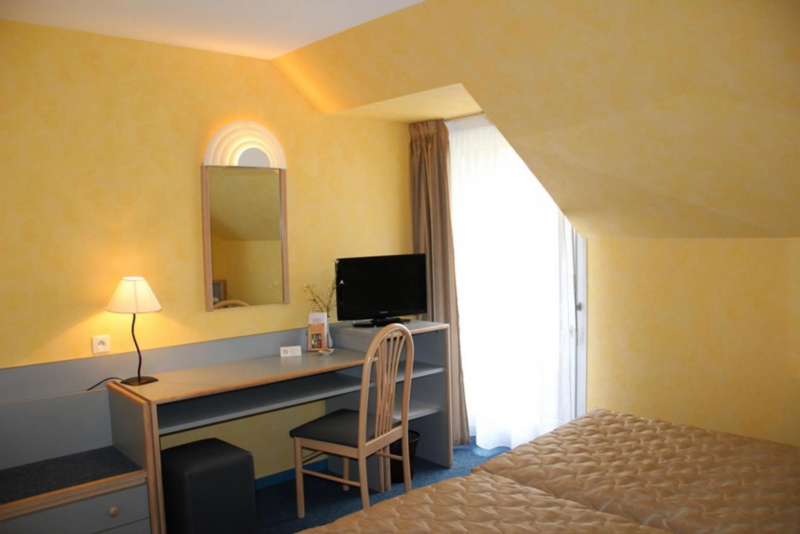 Seating area, Bed in Au Relais de l'Oust