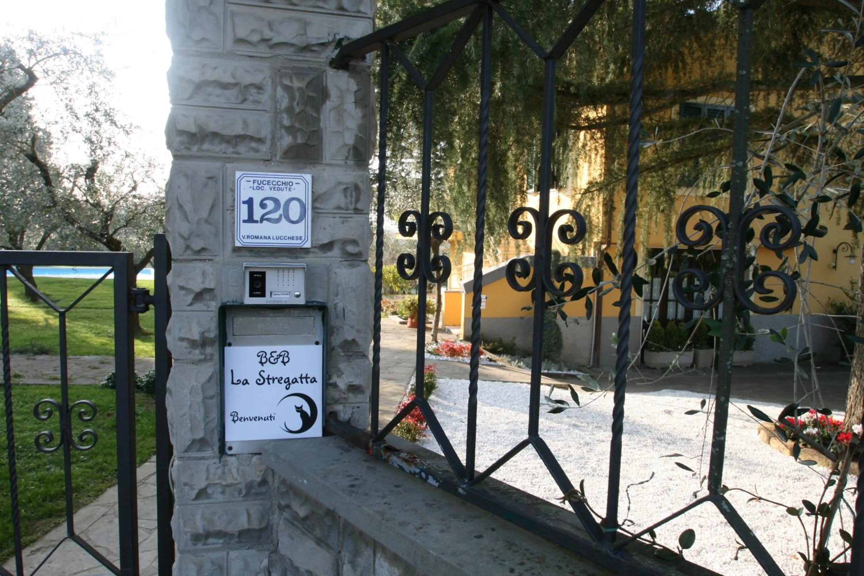 Facade/entrance in La Stregatta