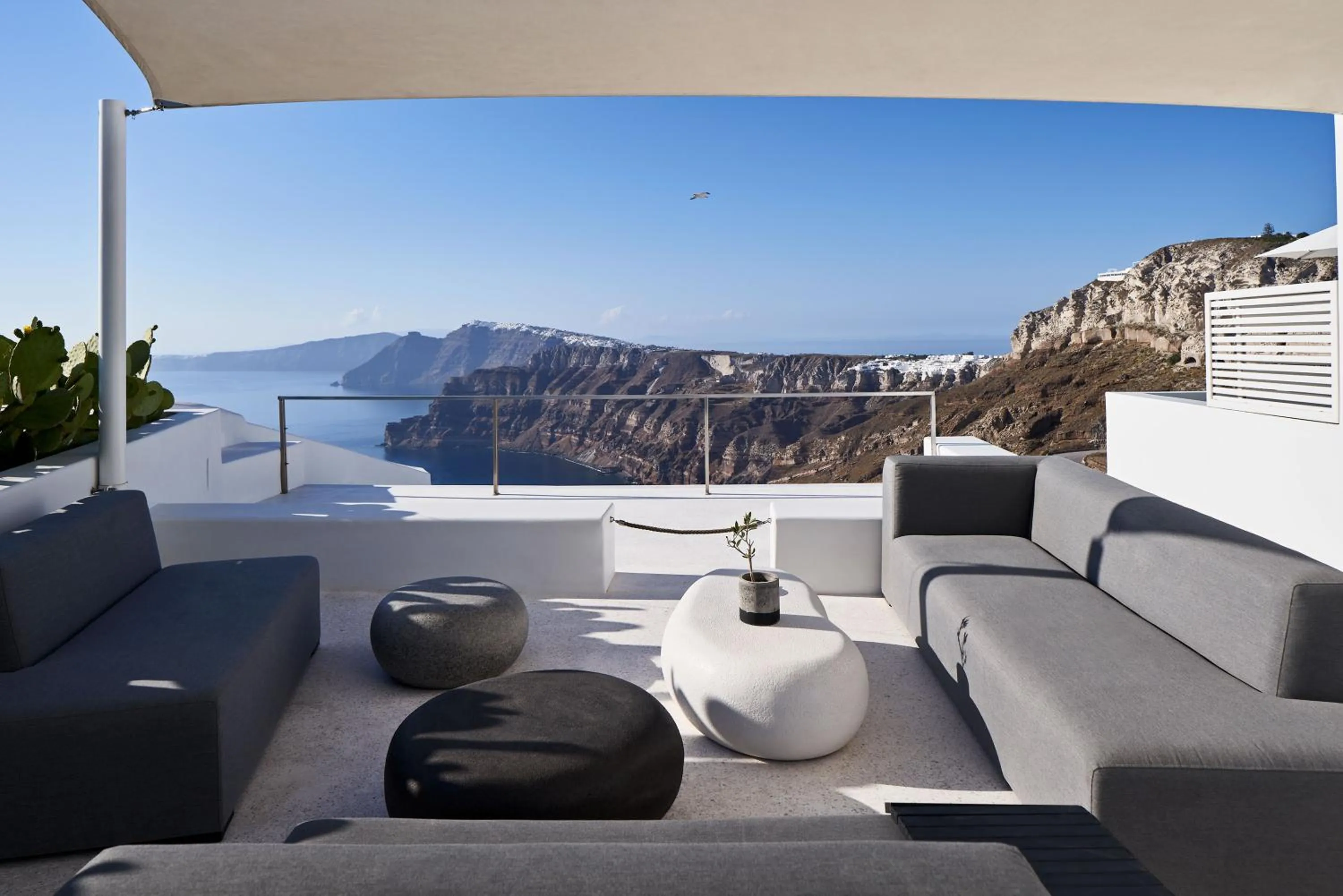 Communal lounge/ TV room in Alti Santorini Suites - Caldera View