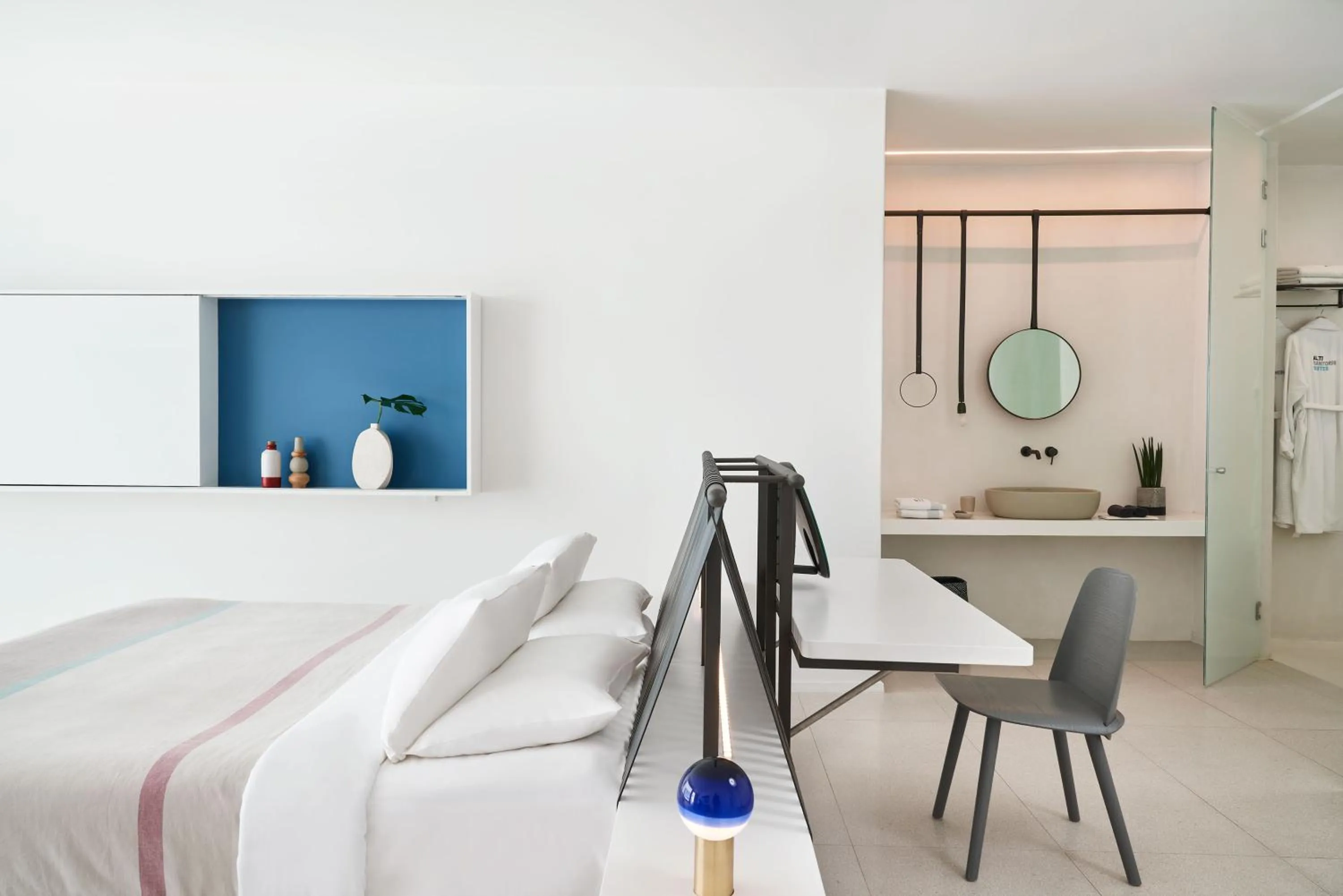 Bedroom, Bed in Alti Santorini Suites - Caldera View