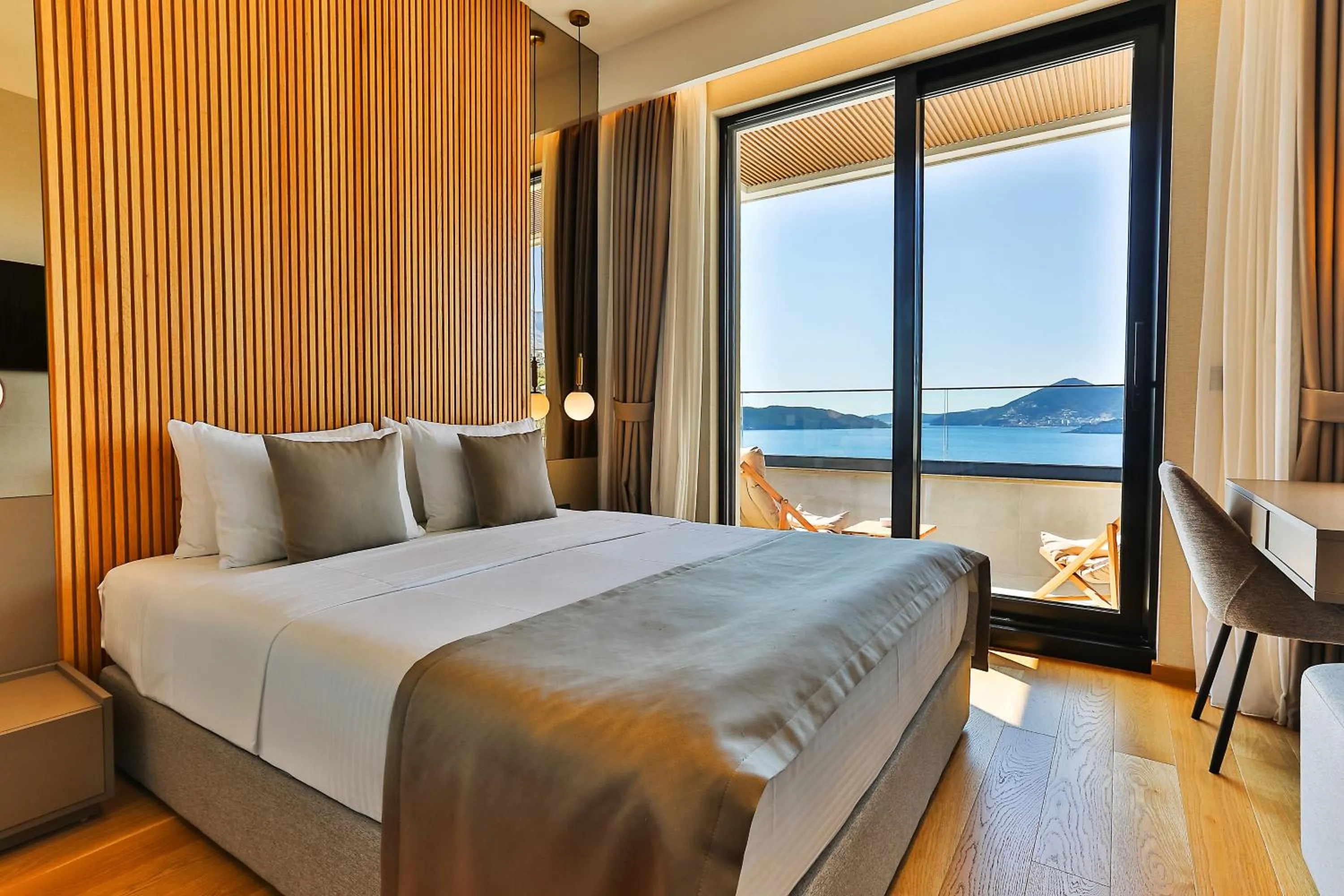 Bedroom, Bed in Regent Resort Budva