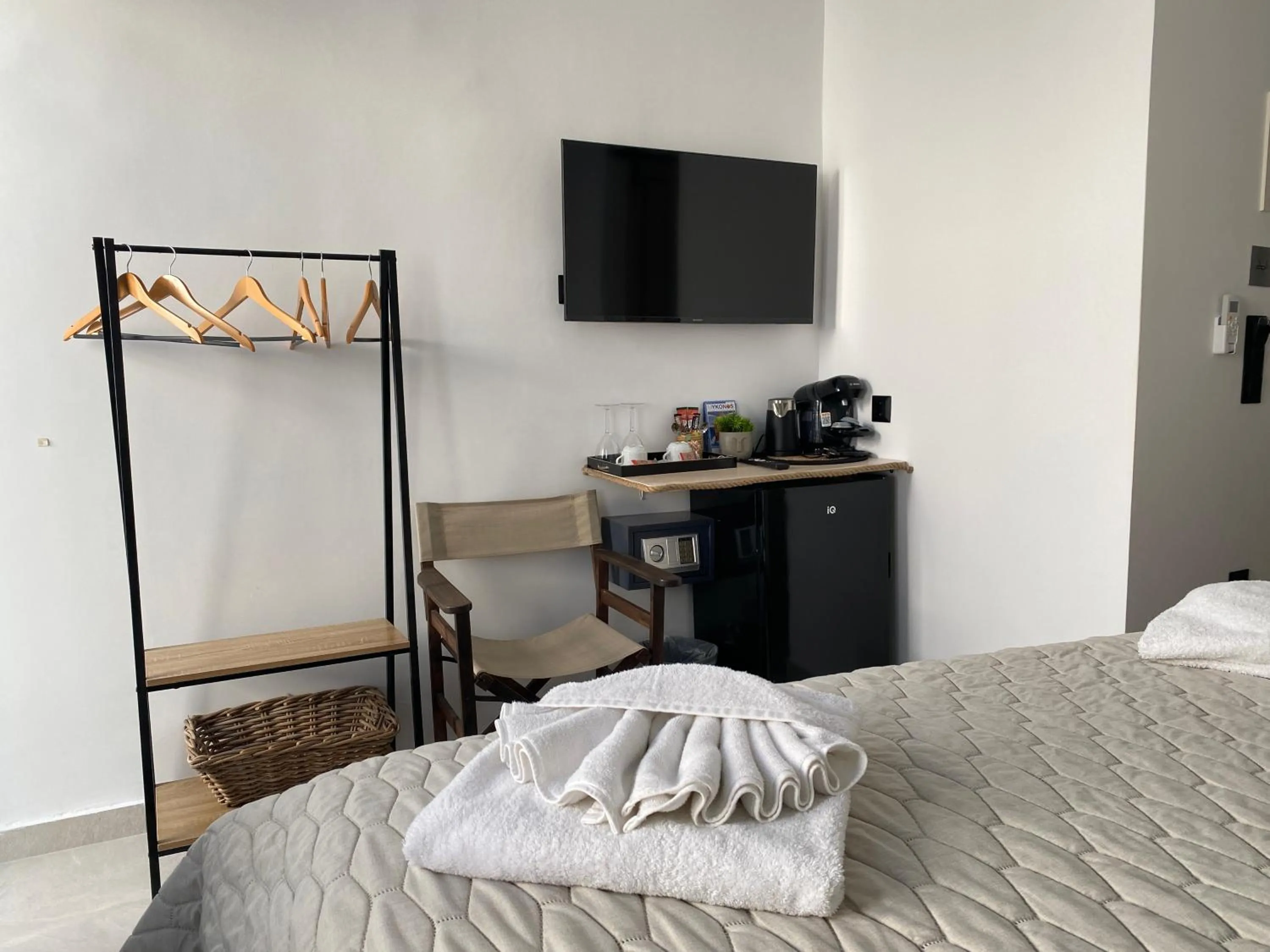 TV and multimedia, Bed in Seabed Suites Mykonos