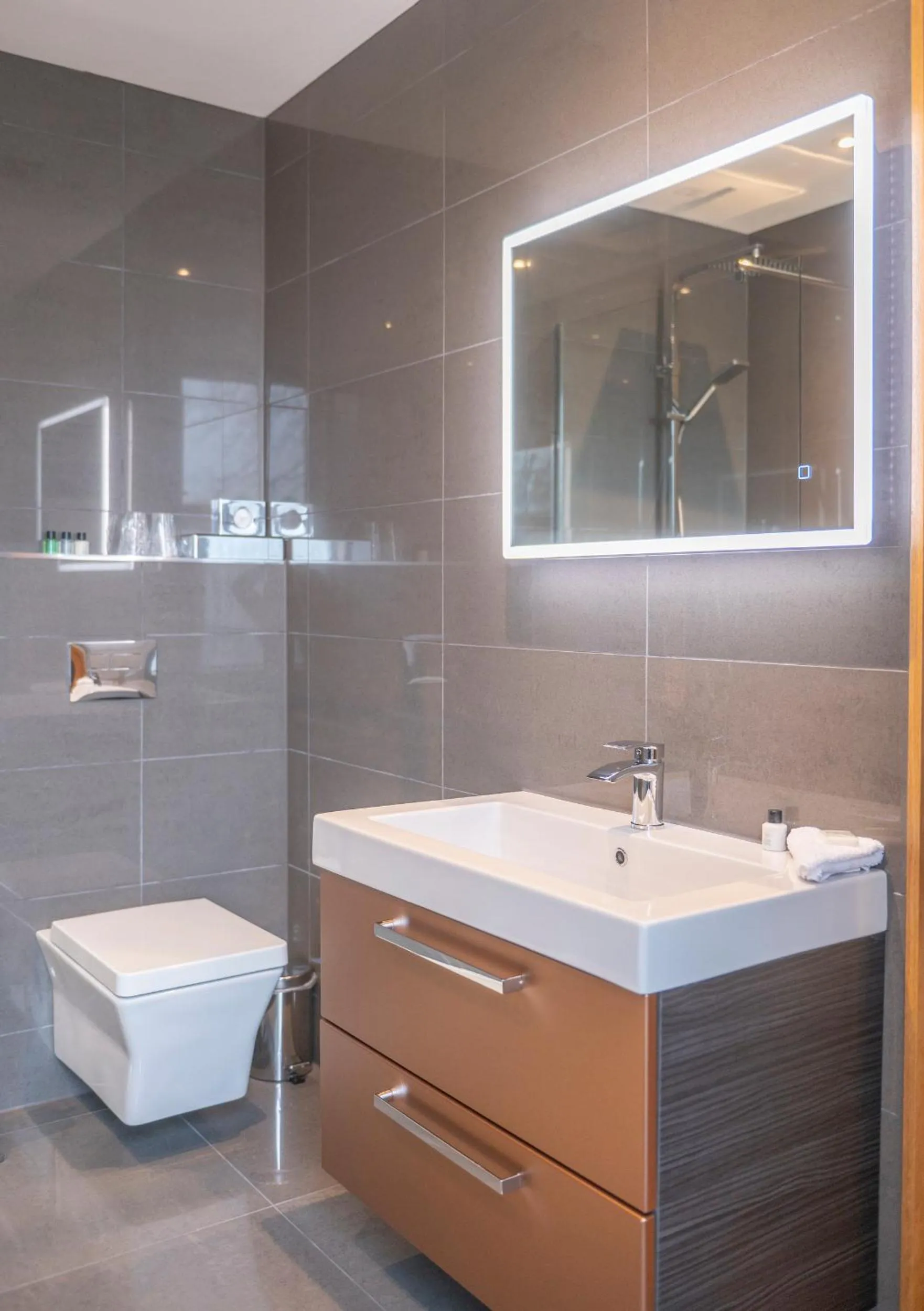 Bathroom in Heathmount Hotel