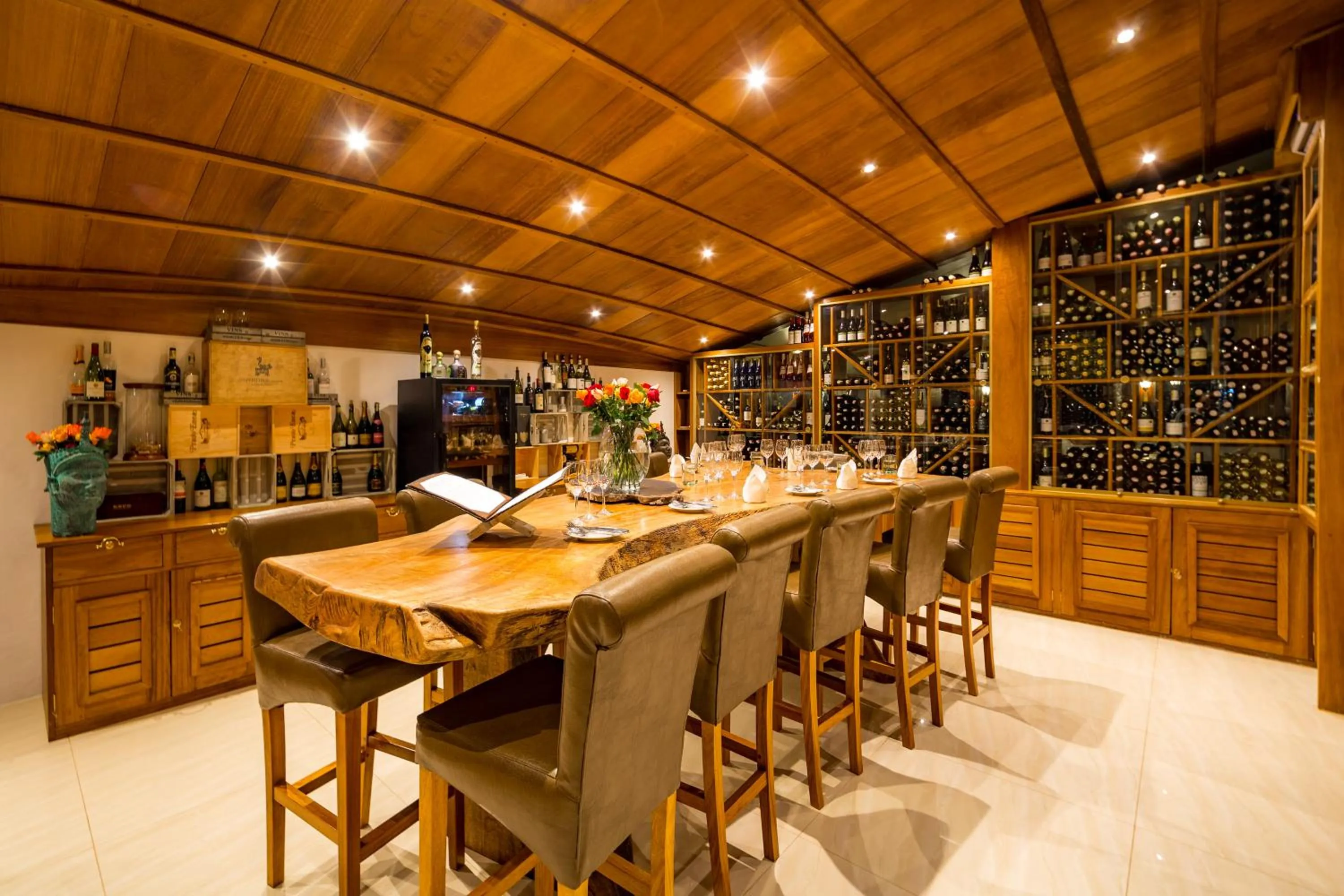 Restaurant/places to eat in Nomad Beach Resort