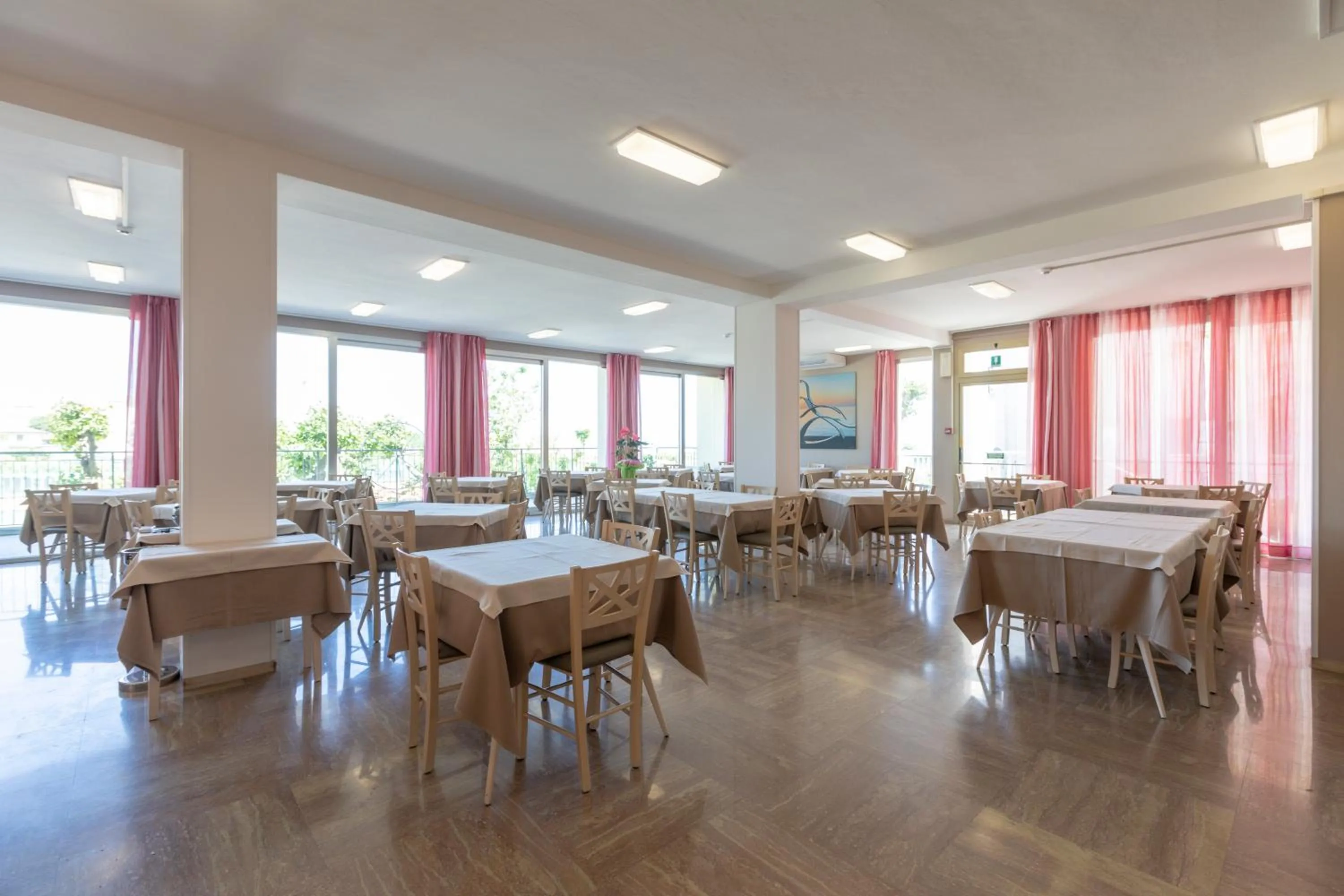 Restaurant/places to eat in Hotel Silver