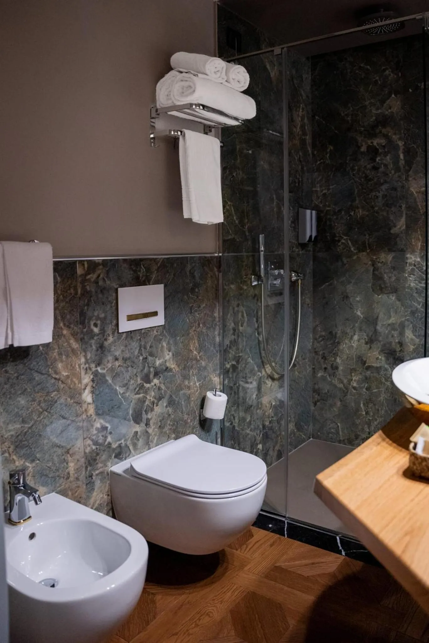 Queen Cattleya Suite