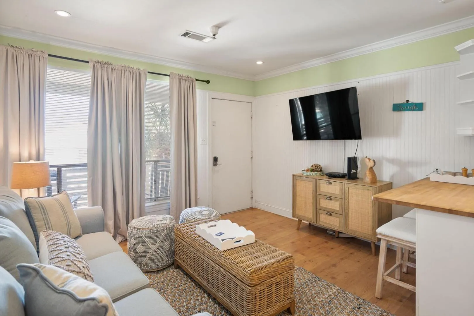 Photo of the whole room in 521 Sunsuite